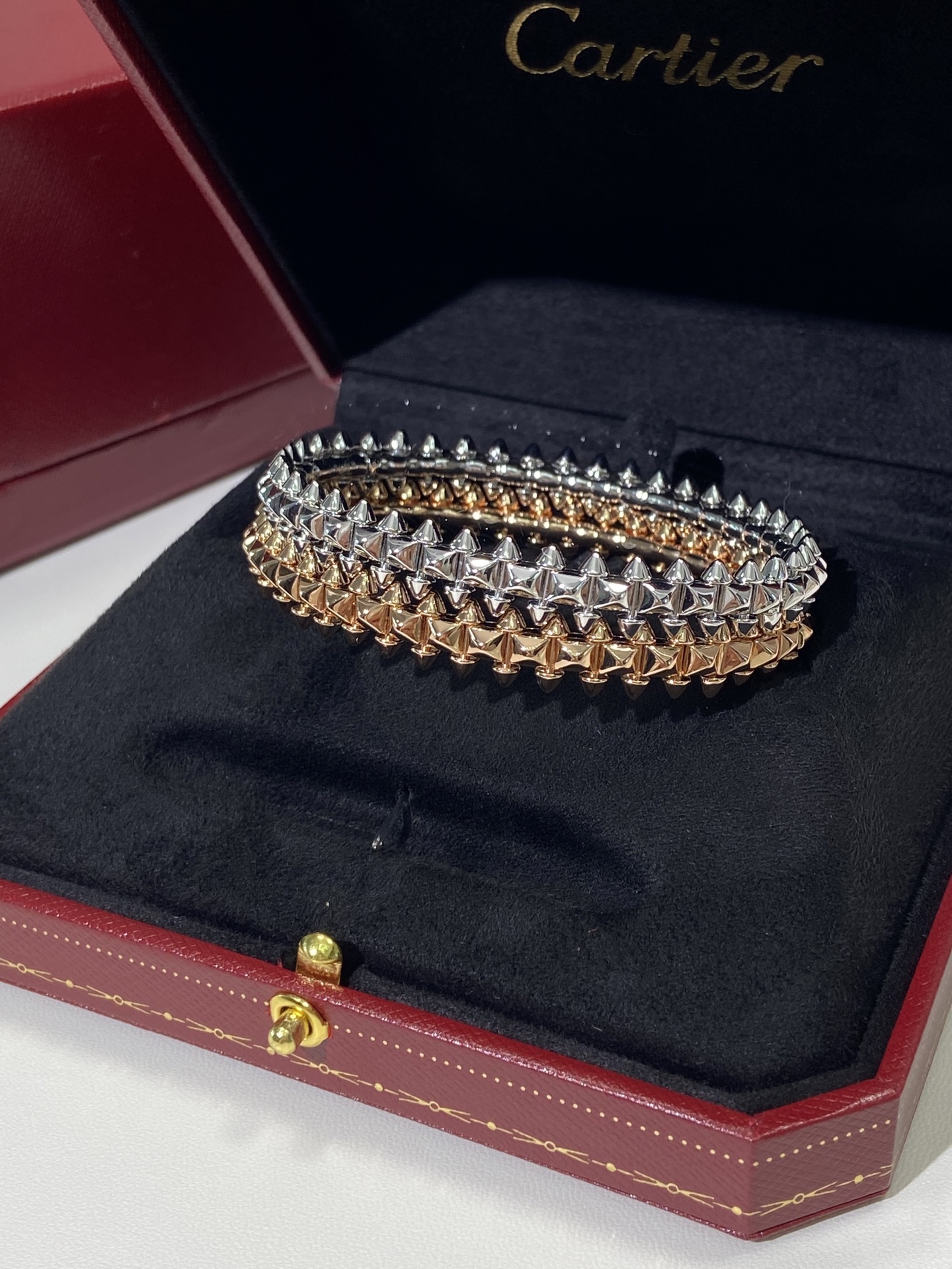 NO:632092,clash It shows a unique aesthetic through the contrast of geometric shapes and the collision of colors. The design elements in this series, such as square studs and rivets, have strong geometric tension and visual impact, aiming to break the convention and create fashionable new inspirations. The CNC casting process is used to create the main body under the tough geometric shape. The movable rivet parts are formed into a smart ring through exquisite processes, which is round and sharp. Customized styles for boys. Platinum Rose Gold Size No. 18 No. 19  ,88420,,Cardia high-end jewelry19860909clash 它通过几何形状的对比和色彩的碰撞来展现一种独特的美学.这个系列中的设计元素,如方形饰钉和铆钉,都具有强烈的几何张力和视觉冲击力,旨在打破常规,创造出时髦的新灵感.采用CNC铸造工艺打造主体在硬朗的几何造型之下可活动的铆钉部件经由精巧工序组成灵动戒环,圆润同时锋利.专为男生定制的款式 白金 玫瑰金 码数18号19号 ,88420,,卡迪亚高端饰品,Jewelry