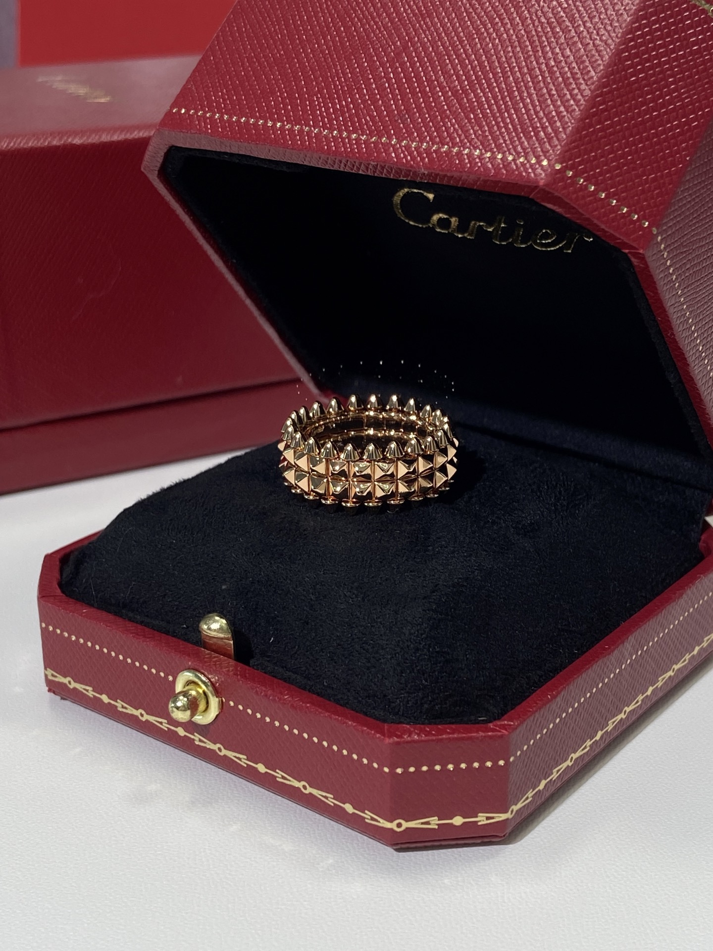 NO:632098,clash It shows a unique aesthetic through the contrast of geometric shapes and the collision of colors. The design elements in this series, such as square studs and rivets, have strong geometric tension and visual impact, aiming to break the convention and create fashionable new inspirations. The CNC casting process is used to create the main body under the tough geometric shape. The movable rivet parts are formed into a smart ring through exquisite processes, which is round and sharp. Rose gold code number 6789, 88270, Cardia high-end jewelry19860909clash 它通过几何形状的对比和色彩的碰撞来展现一种独特的美学.这个系列中的设计元素,如方形饰钉和铆钉,都具有强烈的几何张力和视觉冲击力,旨在打破常规,创造出时髦的新灵感.采用CNC铸造工艺打造主体在硬朗的几何造型之下可活动的铆钉部件经由精巧工序组成灵动戒环,圆润同时锋利.玫瑰金 码数6789 ,88270,,卡迪亚高端饰品,Jewelry