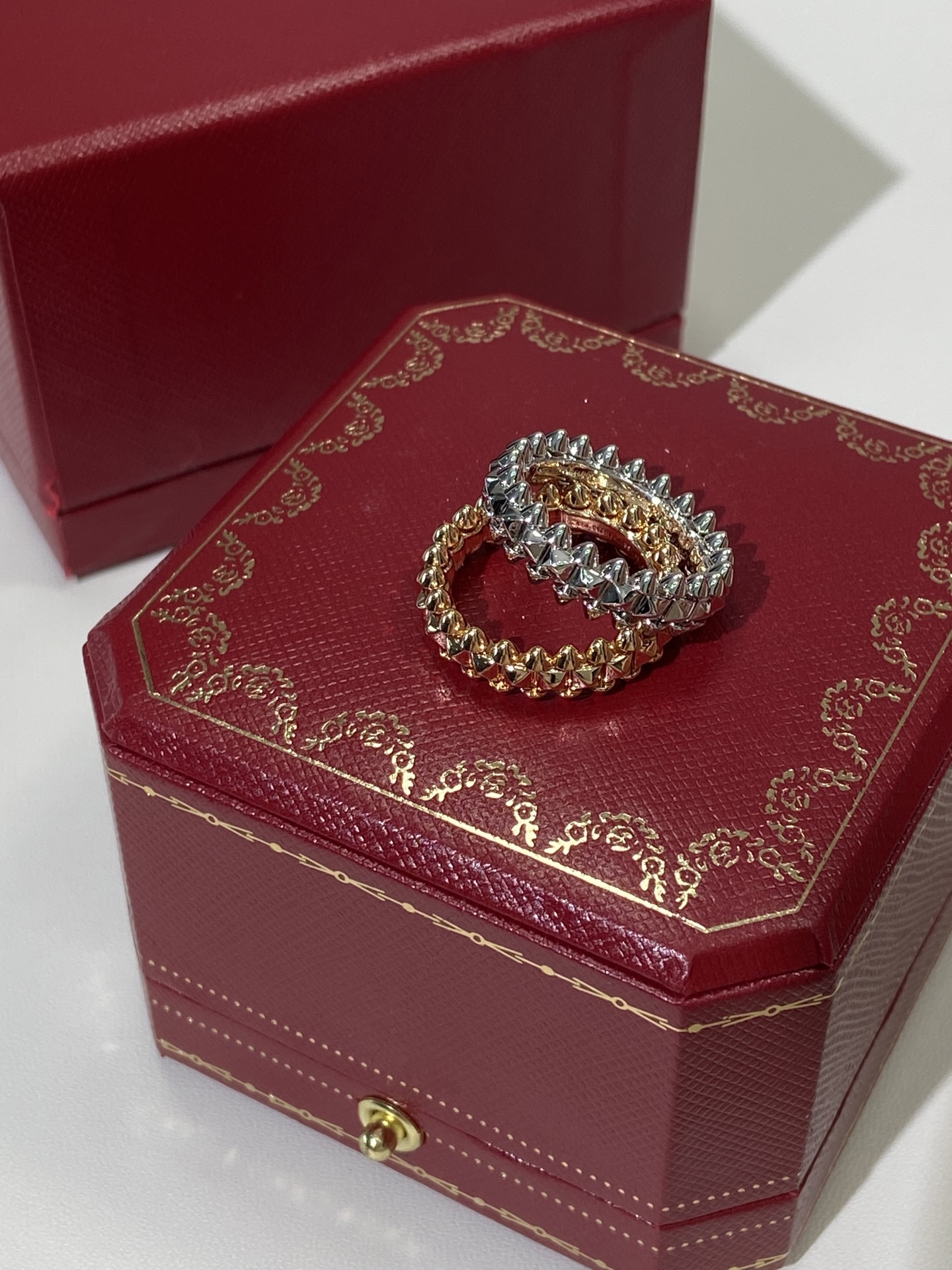 NO:632101,clash It shows a unique aesthetic through the contrast of geometric shapes and the collision of colors. The design elements in this series, such as square studs and rivets, have strong geometric tension and visual impact, aiming to break the convention and create fashionable new inspirations. The CNC casting process is used to create the main body. The movable rivet parts are formed under the tough geometric shape through exquisite processes to form a smart ring, which is round and sharp at the same time.,88230,,Cardia high-end jewelry19860909clash 它通过几何形状的对比和色彩的碰撞来展现一种独特的美学.这个系列中的设计元素,如方形饰钉和铆钉,都具有强烈的几何张力和视觉冲击力,旨在打破常规,创造出时髦的新灵感.采用CNC铸造工艺打造主体在硬朗的几何造型之下可活动的铆钉部件经由精巧工序组成灵动戒环,圆润同时锋利.,88230,,卡迪亚高端饰品,Jewelry