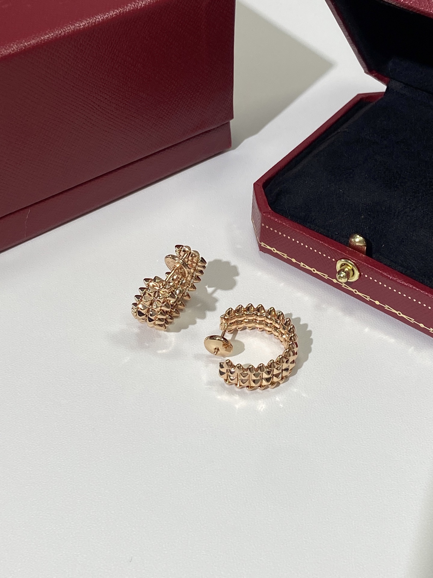 NO:632132,clash It shows a unique aesthetic through the contrast of geometric shapes and the collision of colors. The design elements in this series, such as square studs and rivets, have strong geometric tension and visual impact, aiming to break the convention and create fashionable new inspirations. The CNC casting process is used to create the main body under the tough geometric shape. The movable rivet parts are formed into a smart ring through exquisite processes, which is round and sharp at the same time. Rose gold 88290, Cardia high-end jewelry19860909clash 它通过几何形状的对比和色彩的碰撞来展现一种独特的美学.这个系列中的设计元素,如方形饰钉和铆钉,都具有强烈的几何张力和视觉冲击力,旨在打破常规,创造出时髦的新灵感.采用CNC铸造工艺打造主体在硬朗的几何造型之下可活动的铆钉部件经由精巧工序组成灵动戒环,圆润同时锋利.玫瑰金 88290,,卡迪亚高端饰品,Jewelry