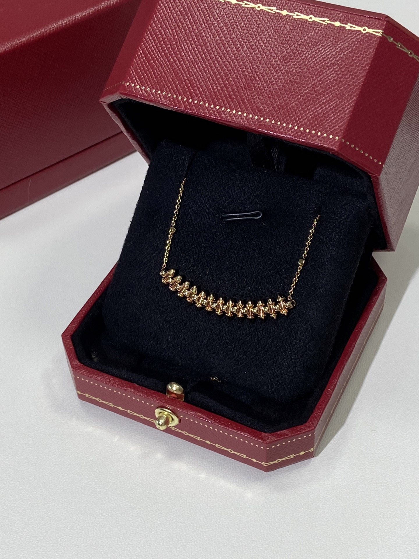 NO:632134,clash It shows a unique aesthetic through the contrast of geometric shapes and the collision of colors. The design elements in this series, such as square studs and rivets, have strong geometric tension and visual impact, aiming to break the convention and create fashionable new inspirations. The CNC casting process is used to create the main body. The movable rivet parts are formed under the tough geometric shape through exquisite processes to form a smart ring, which is round and sharp at the same time. 88280, Cardia high-end jewelry19860909clash 它通过几何形状的对比和色彩的碰撞来展现一种独特的美学.这个系列中的设计元素,如方形饰钉和铆钉,都具有强烈的几何张力和视觉冲击力,旨在打破常规,创造出时髦的新灵感.采用CNC铸造工艺打造主体在硬朗的几何造型之下可活动的铆钉部件经由精巧工序组成灵动戒环,圆润同时锋利.88280,,卡迪亚高端饰品,Jewelry