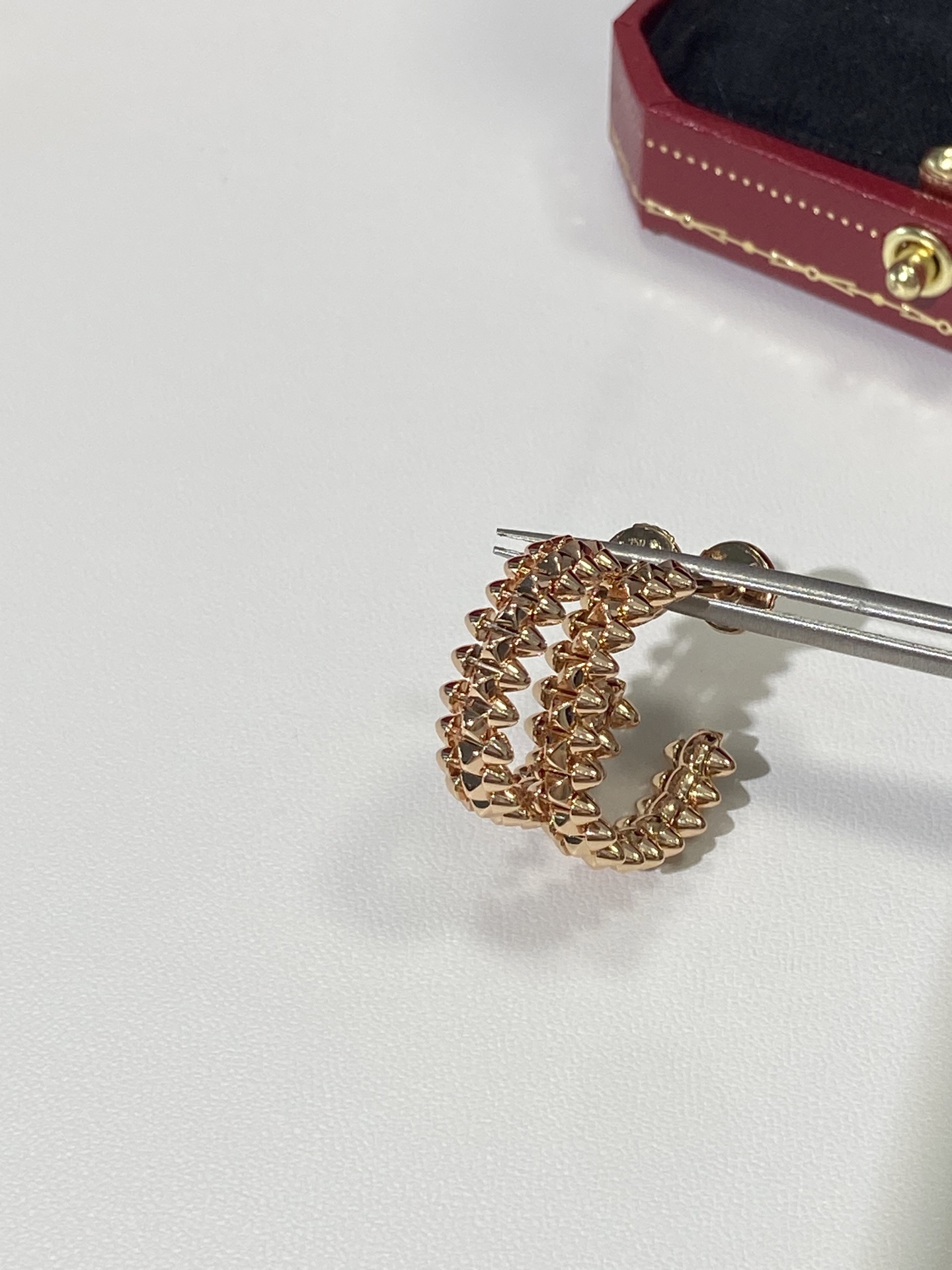 NO:632133,clash It shows a unique aesthetic through the contrast of geometric shapes and the collision of colors. The design elements in this series, such as square studs and rivets, have strong geometric tension and visual impact, aiming to break the convention and create fashionable new inspirations. The CNC casting process is used to create the main body. The movable rivet parts are formed under the tough geometric shape through exquisite processes to form a smart ring, which is round and sharp at the same time. 88260, Cardia high-end jewelry19860909clash 它通过几何形状的对比和色彩的碰撞来展现一种独特的美学.这个系列中的设计元素,如方形饰钉和铆钉,都具有强烈的几何张力和视觉冲击力,旨在打破常规,创造出时髦的新灵感.采用CNC铸造工艺打造主体在硬朗的几何造型之下可活动的铆钉部件经由精巧工序组成灵动戒环,圆润同时锋利.88260,,卡迪亚高端饰品,Jewelry