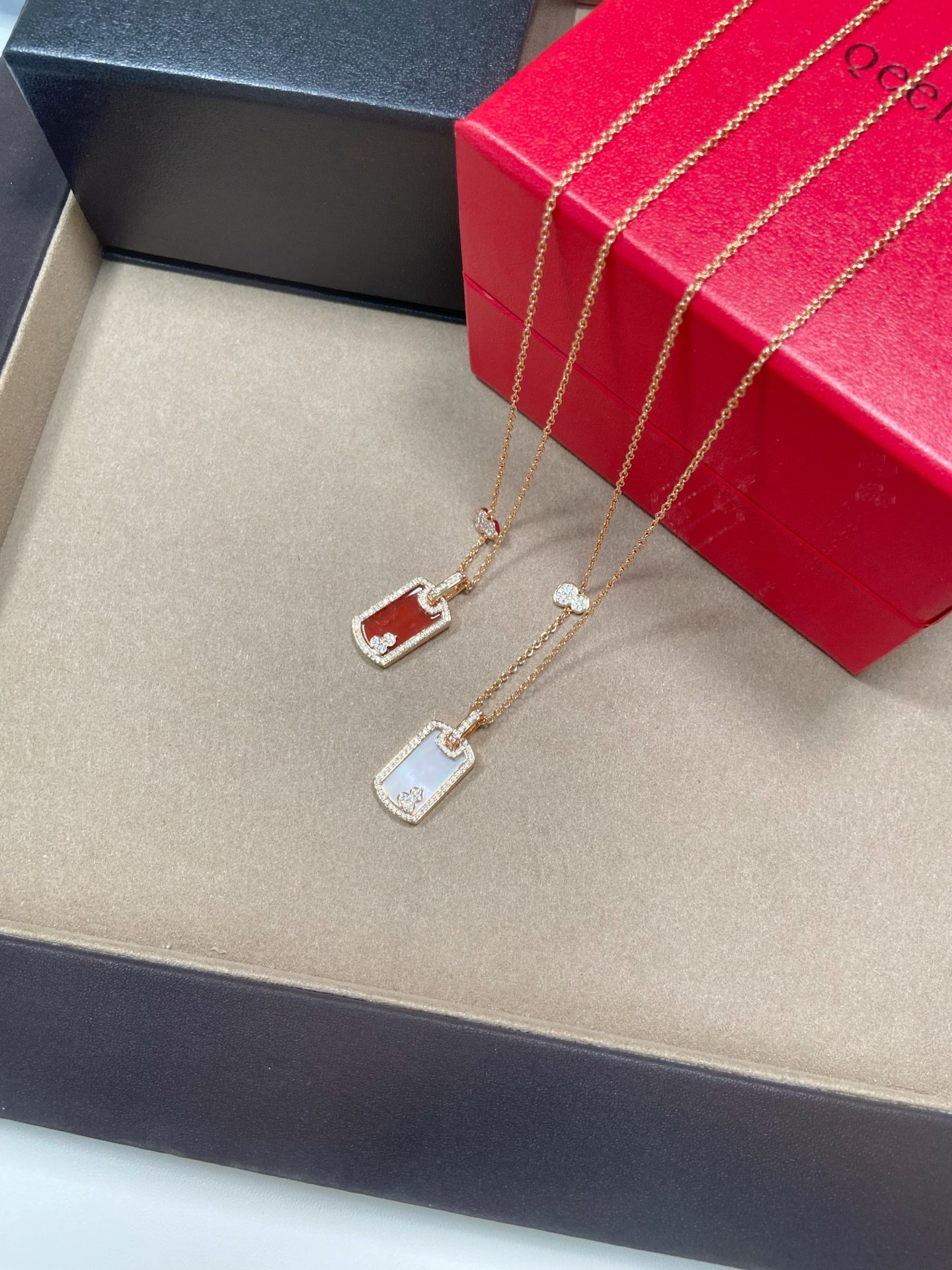 NO:634410,The passion of red agate is like fire, symbolizing love and passion. Its color is bright and dazzling, making people unforgettable at a glance. The purity of white mother-of-pearl is like the wings of an angel. Its luster is soft and warm, giving people a sense of tranquility. The design of this new product combines military elements and fashion design, rough and modern coexistence. Each gemstone has been carefully selected and polished, showing its unique charm. Dear friends, do you like this new Qeelin product?  Have you been attracted by its beauty?  Come and leave a message to tell me!  88300,,Cardia high-end jewelry19860909红玛瑙的热情如火,象征着爱情和激情.它的颜色鲜艳夺目,让人一眼难忘. 白母贝的纯洁无瑕,如同天使的羽翼.它的光泽柔和而温暖,给人一种宁静的感觉. 这款新品的设计结合了军事元素与时尚设计,粗犷与现代并存.每一颗宝石都经过精心挑选和打磨,展现出独特的魅力. 亲们,你们喜欢这款Qeelin新品吗？有没有被它的美丽所吸引呢？快来留言告诉我吧！88300,,卡迪亚高端饰品,Jewelry