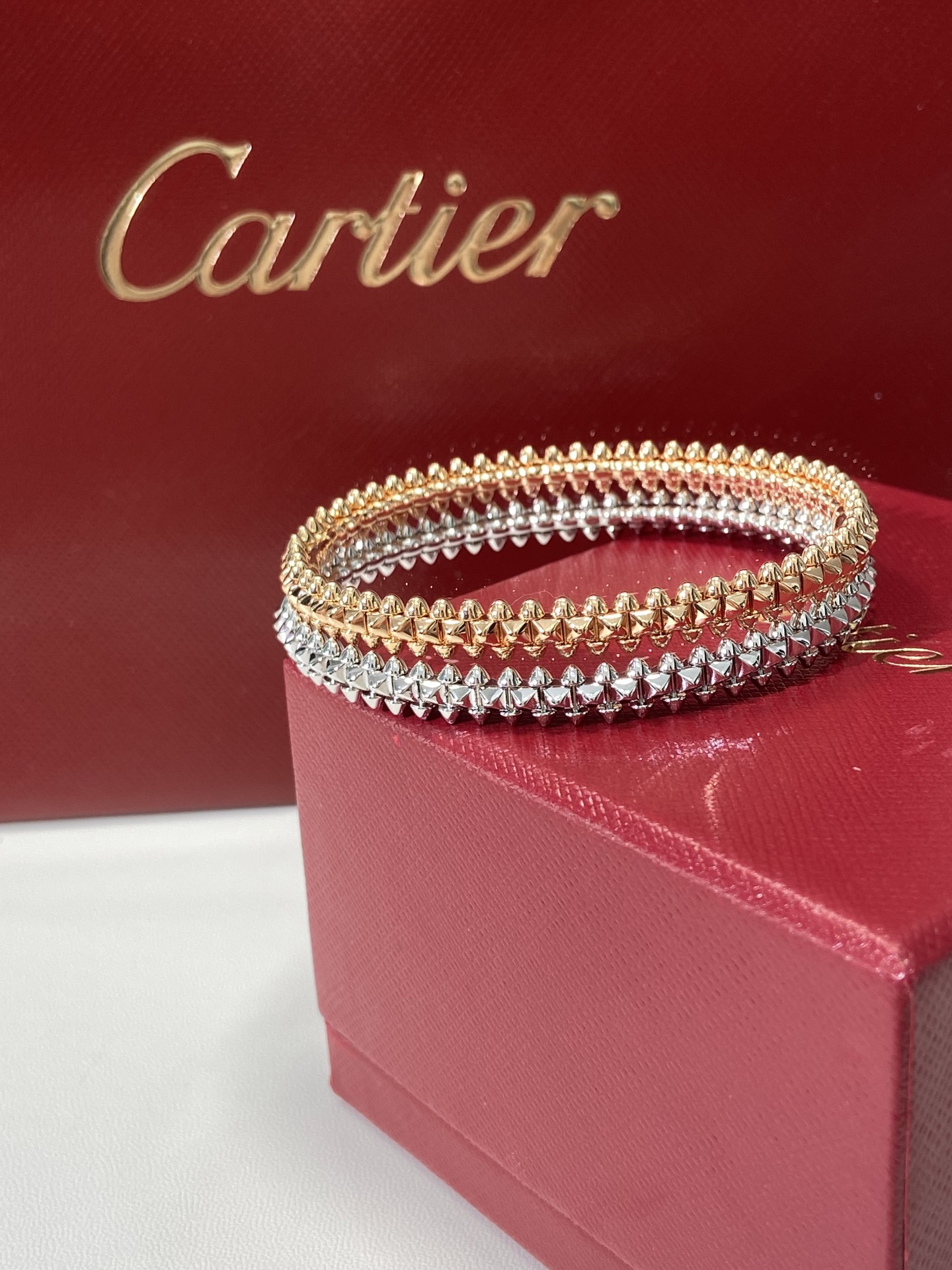 NO:633939,clash It shows a unique aesthetic through the contrast of geometric shapes and the collision of colors. The design elements in this series, such as square studs and rivets, have strong geometric tension and visual impact, aiming to break the convention and create fashionable new inspirations. The CNC casting process is used to create the main body under the tough geometric shape. The movable rivet parts are formed into a smart ring through exquisite processes, which is round and sharp. Customized styles for boys. Platinum Rose Gold Size No. 18 No. 19  ,88420,,Cardia high-end jewelry19860909clash 它通过几何形状的对比和色彩的碰撞来展现一种独特的美学.这个系列中的设计元素,如方形饰钉和铆钉,都具有强烈的几何张力和视觉冲击力,旨在打破常规,创造出时髦的新灵感.采用CNC铸造工艺打造主体在硬朗的几何造型之下可活动的铆钉部件经由精巧工序组成灵动戒环,圆润同时锋利.专为男生定制的款式 白金 玫瑰金 码数18号19号 ,88420,,卡迪亚高端饰品,Jewelry