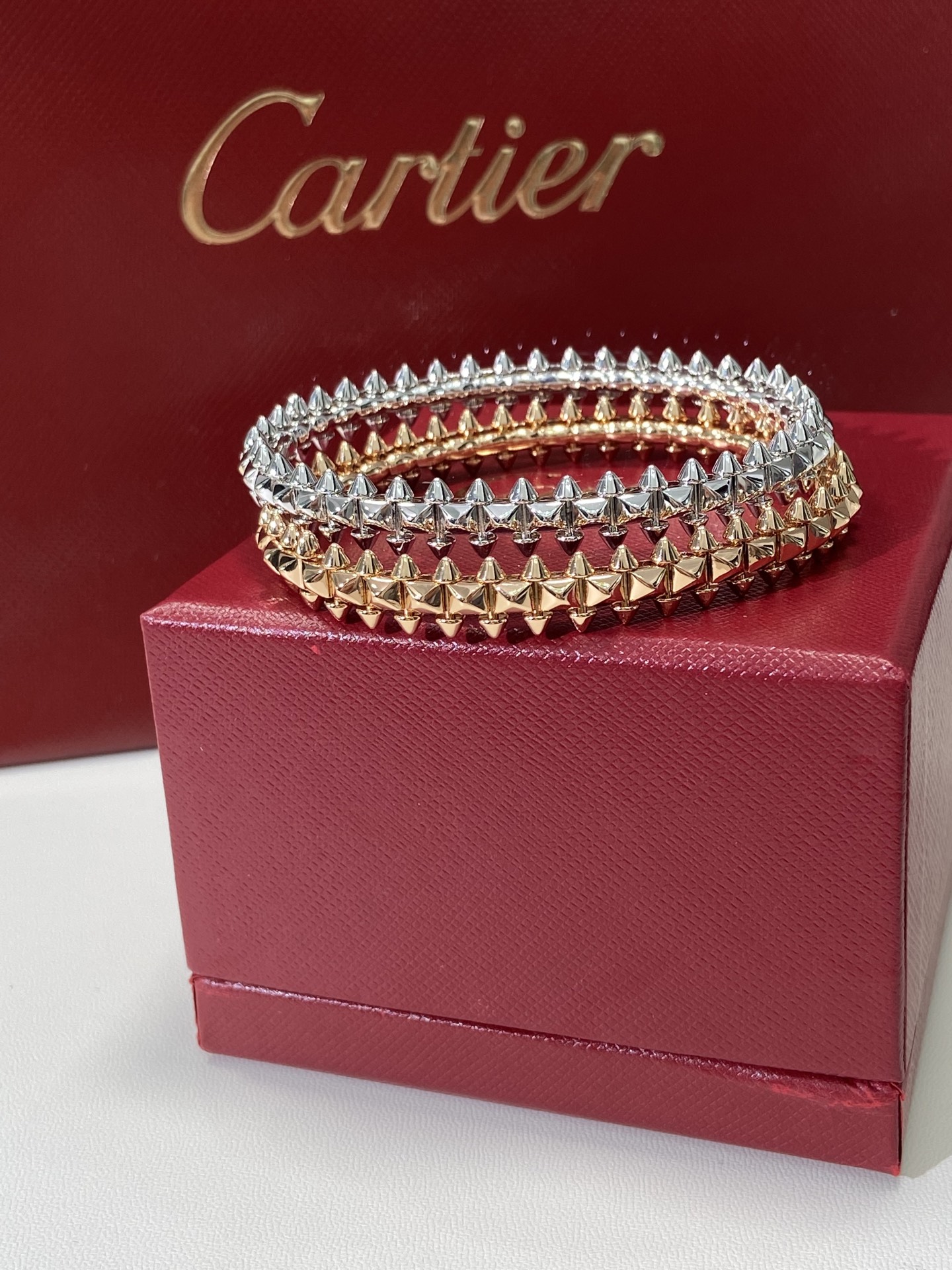 NO:632774,clash It shows a unique aesthetic through the contrast of geometric shapes and the collision of colors. The design elements in this series, such as square studs and rivets, have strong geometric tension and visual impact, aiming to break the convention and create fashionable new inspirations. The CNC casting process is used to create the main body under the tough geometric shape. The movable rivet parts are formed into a smart ring through exquisite processes, which is round and sharp. Customized styles for boys. Platinum Rose Gold Size No. 18 No. 19  ,88420,,Cardia high-end jewelry19860909clash 它通过几何形状的对比和色彩的碰撞来展现一种独特的美学.这个系列中的设计元素,如方形饰钉和铆钉,都具有强烈的几何张力和视觉冲击力,旨在打破常规,创造出时髦的新灵感.采用CNC铸造工艺打造主体在硬朗的几何造型之下可活动的铆钉部件经由精巧工序组成灵动戒环,圆润同时锋利.专为男生定制的款式 白金 玫瑰金 码数18号19号 ,88420,,卡迪亚高端饰品,Jewelry