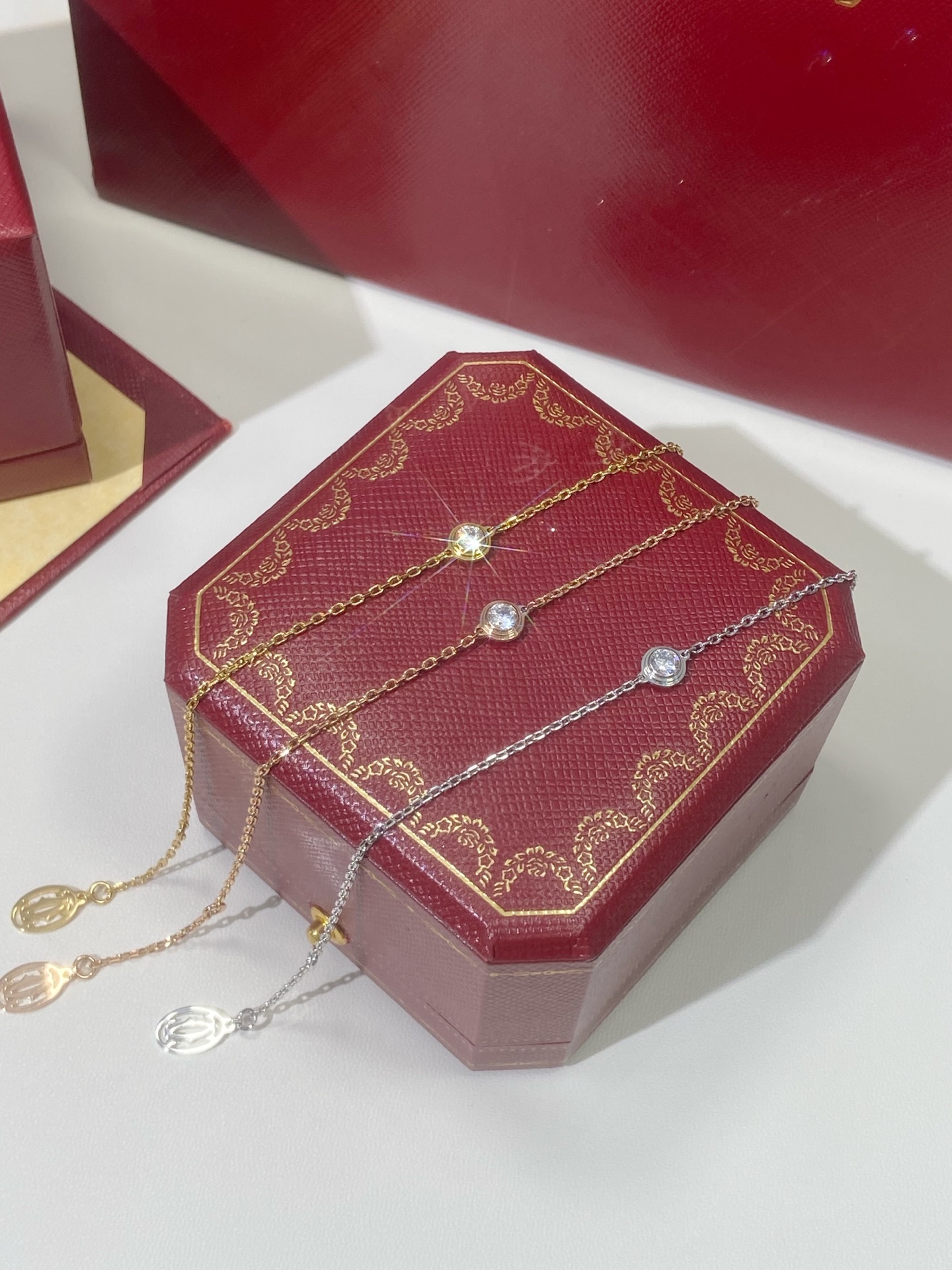 NO:632733,Lao Ka's flying saucer single diamond bracelet, CNC technology, big brand CNC we are all thick gold 88180, bracelet, Cardia high-end jewelry19860909老卡家的飞碟单钻手链,CNC工艺,大牌CNC我们都是厚金88180,,bracelet,卡迪亚高端饰品,Jewelry