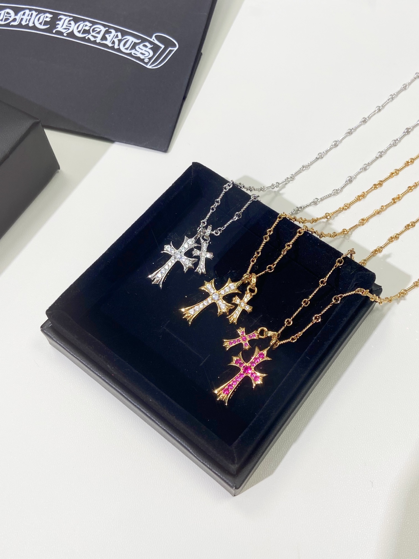 NO:633438,Simple but not simple cross necklace, the favorite of handsome men and beauties, a fashionable and versatile item in summer. Length 45cm, 55cm. 88320, necklace, Cartier high-end jewelry19860909简约不简单的十字架项链,帅哥美女的最爱,夏天的时尚百搭品.长度45cm、55cm.88320,,necklace,卡迪亚高端饰品,Jewelry