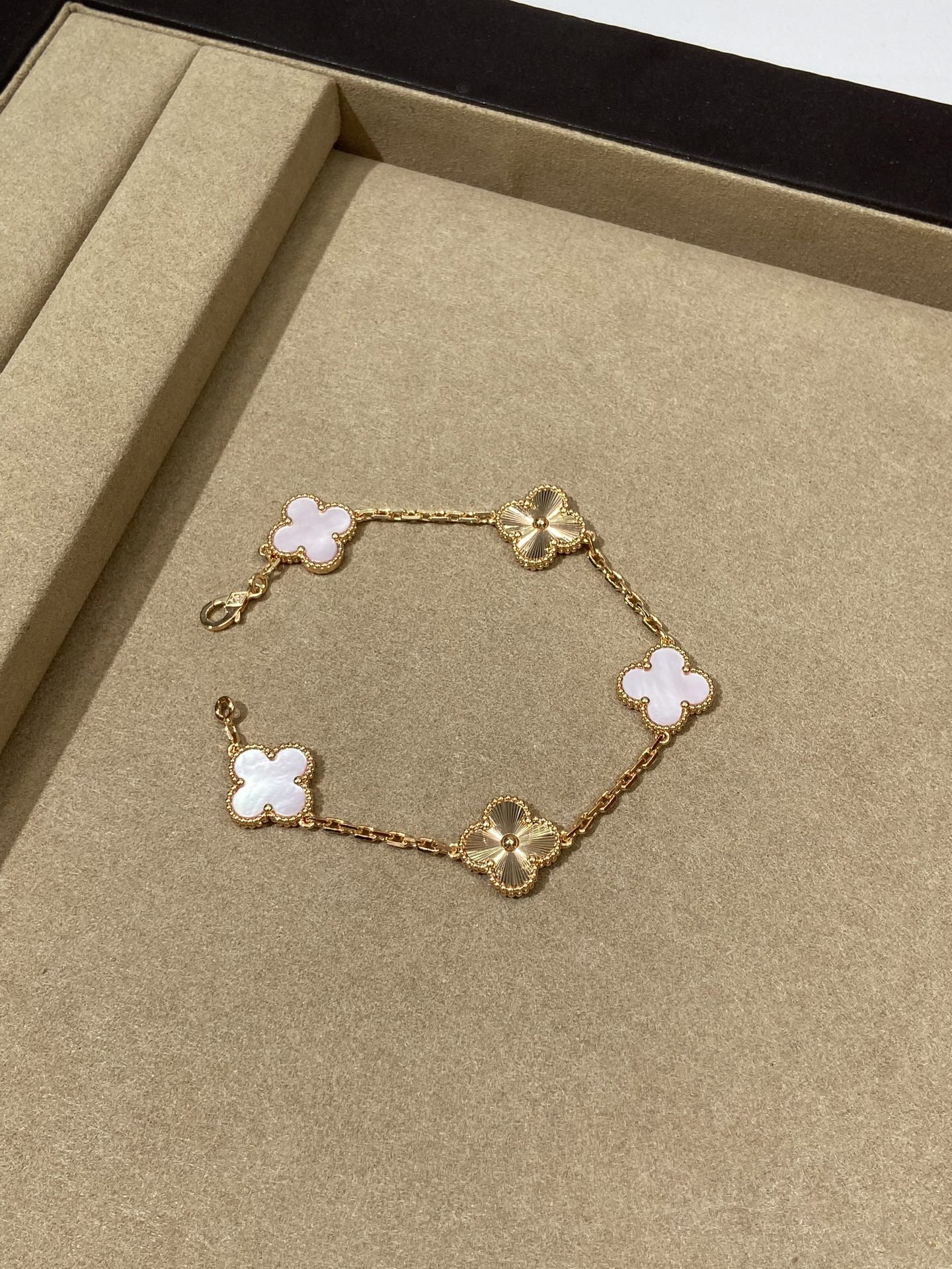 NO:634594,I can’t help but sigh, it’s so beautiful. Who can resist the pink pink shell laser five-flower bracelet, which is made of jewelry-grade stones~#gleaming five-flower bracelet88360,,bracelet,Cardia high-end jewelry19860909不禁感叹 真的太美了 谁能抗拒粉色 粉贝间镭射五花手链,采用的都是珠宝级别石材～#闪闪发光的五花手链88360,,bracelet,卡迪亚高端饰品,Jewelry