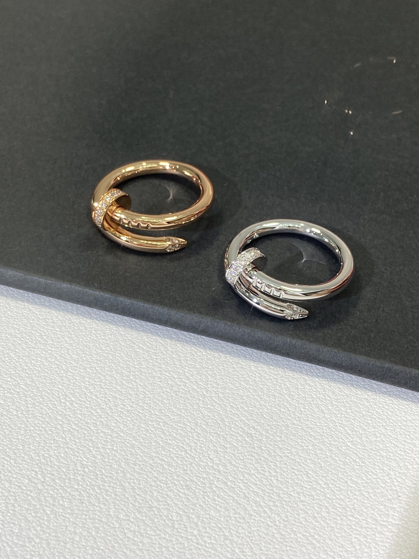 NO:632959,Another classic model of the Ka family, the nail ring is a head and tail diamond version; there is more than one side of life, use freedom and courage to 'nail' each side of yourself. The nail series is also a household name. Basically, those who don't know about jewelry know how popular the nail series products are. The nail bracelet has been released before, and this time it is a ring.  The quality is still the same, and the whole thing is finely carved. Just look at the pictures. The engraving is on the tip, very inside, and it is engraved on the circular ring wall. I took pictures many times and couldn’t get the picture clearly. I could only make do with it. The other parts are all very clear. The finely carved products are all perfectly restored. Rose gold/white gold.  Spot US size 5-8#,98240,,ring,bracelet,Cardia high-end jewelry19860909卡家又一个经典款,钉子戒指头尾钻版；人生不止一面,用自由和勇气“钉”义自己的每一面,钉子系列也是家喻户晓的款了,基本上不懂珠宝类饰品的都知道钉子系列的产品有多火.钉子手镯已经出过,这次出的是戒指,品质依然,整体都是精雕出品,大家直接看图,刻字在尖头部位,很里面而且是刻在圆形戒壁上导致我拍了很多次都拍不清楚,只能凑合看了,其他部位都拍的很清楚了,精雕的产品都是完美还原z,玫瑰金/白金色 现货美码5-8# ,98240,,ring,bracelet,卡迪亚高端饰品,Jewelry