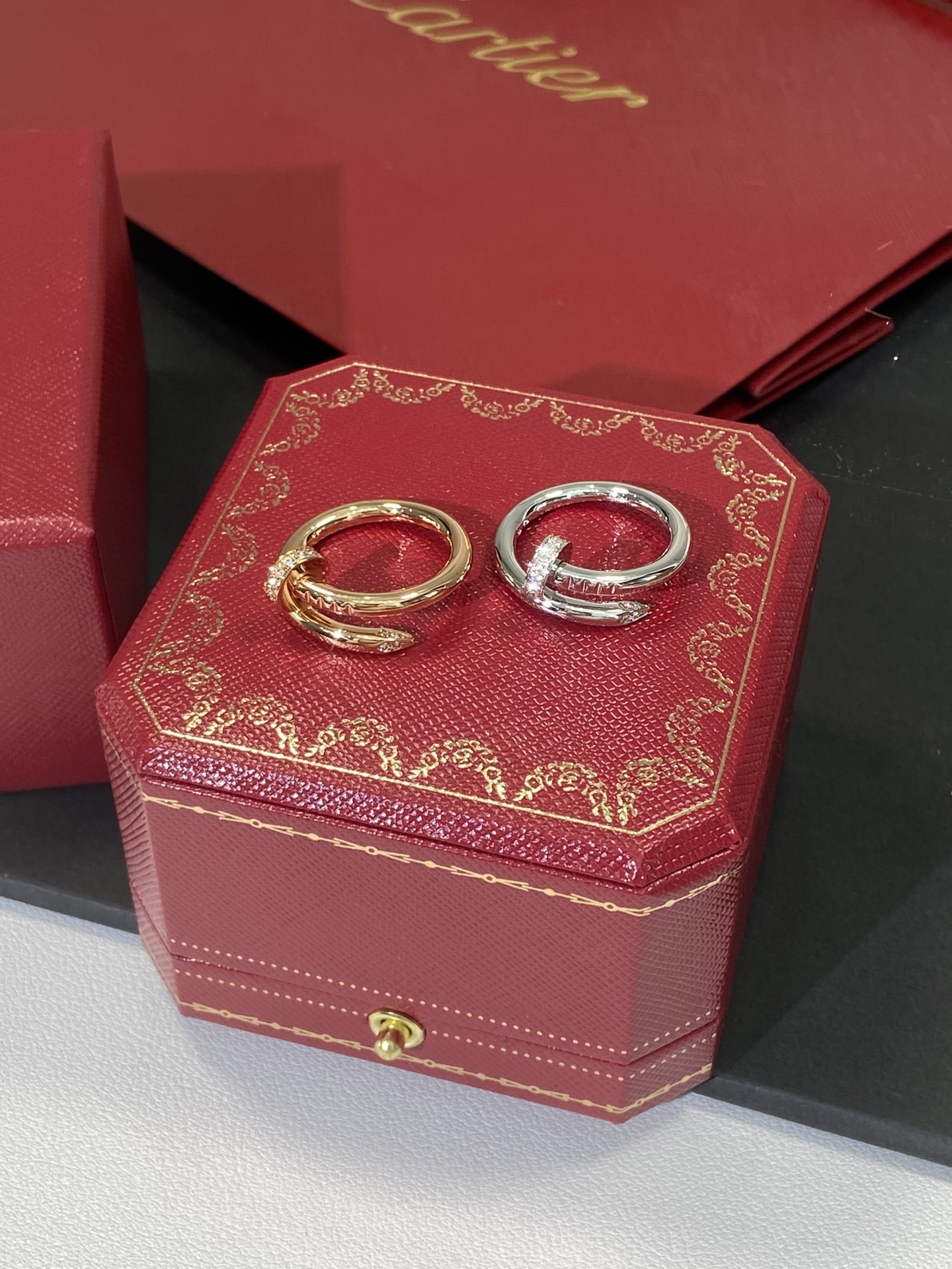 NO:633609,Another classic model of the Ka family, the nail ring is a head and tail diamond version; there is more than one side of life, use freedom and courage to 'nail' each side of yourself. The nail series is also a household name. Basically, those who don't know about jewelry know how popular the nail series products are. The nail bracelet has been released before, and this time it is a ring.  The quality is still the same, and the whole thing is finely carved. Just look at the pictures. The engraving is on the tip, very inside, and it is engraved on the circular ring wall. I took pictures many times and couldn’t get the picture clearly. I could only make do with it. The other parts are all very clear. The finely carved products are all perfectly restored. Rose gold/white gold.  Spot US size 5-8# 88240, ring, bracelet, Cardia high-end jewelry19860909卡家又一个经典款,钉子戒指头尾钻版；人生不止一面,用自由和勇气“钉”义自己的每一面,钉子系列也是家喻户晓的款了,基本上不懂珠宝类饰品的都知道钉子系列的产品有多火.钉子手镯已经出过,这次出的是戒指,品质依然,整体都是精雕出品,大家直接看图,刻字在尖头部位,很里面而且是刻在圆形戒壁上导致我拍了很多次都拍不清楚,只能凑合看了,其他部位都拍的很清楚了,精雕的产品都是完美还原z,玫瑰金/白金色 现货美码5-8# 88240,,ring,bracelet,卡迪亚高端饰品,Jewelry