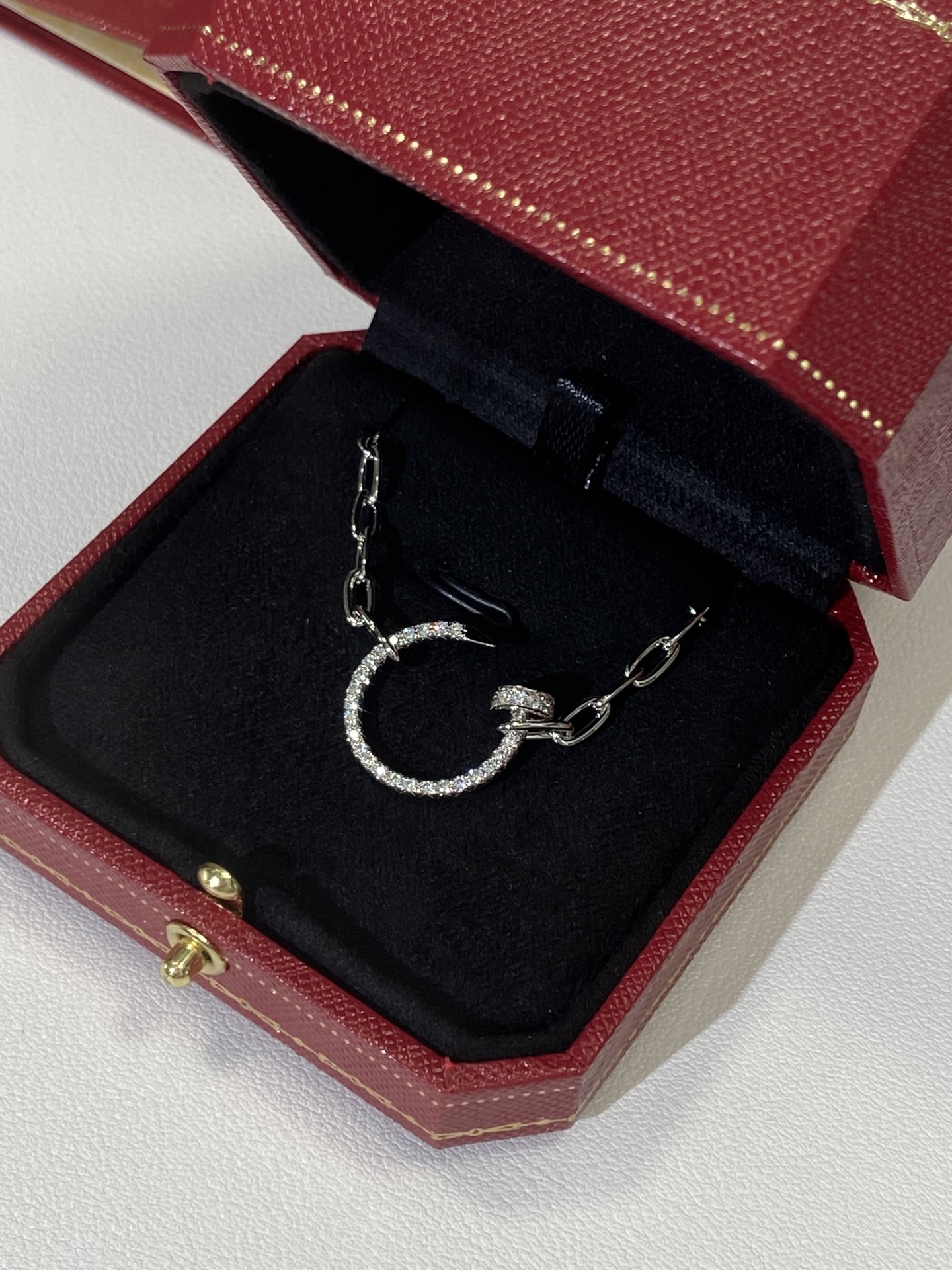 NO:632973,C's Juste un Clou series nail necklace. The necklace can be worn on both sides. One side is set with diamonds and the other is smooth. [Color R] At the same time, the uncentered design of the nail pendant makes the wearing method more fashionable!  [Deyi R] The shape of the nails is very aura and is definitely the highlight of many combinations!  Simple personality, without too many modifications. The unique design of the nails expresses the confident and uninhibited independent spirit [Deyi R] [Deyi R] shows one's unique self!  Rose gold is so versatile!  It can be mixed and stacked with other necklaces to look handsome, capable and full of aura!  The length of the necklace is 42cm adjustable!  88320,,chanel,necklace,Cardia high-end jewelry19860909C家Juste un Clou系列钉子项链 项链双面可佩戴 一面镶钻一面光滑面 [色色R]同时钉子吊坠不居中的设计 使佩戴方式更显时尚感！[得意R]钉子造型很有气场感 绝对是众多搭配中的点晴元素！ 简单个性,没有过多的修饰 钉子特立独行的设计 表达自信不羁的独立精神[得意R][得意R]彰显个人独特自我！ 玫瑰金色是很百搭的！可以和其他款项链混搭叠戴 帅气干练,气场十足！ 项链长度42cm可调节！ 88320,,chanel,necklace,卡迪亚高端饰品,Jewelry