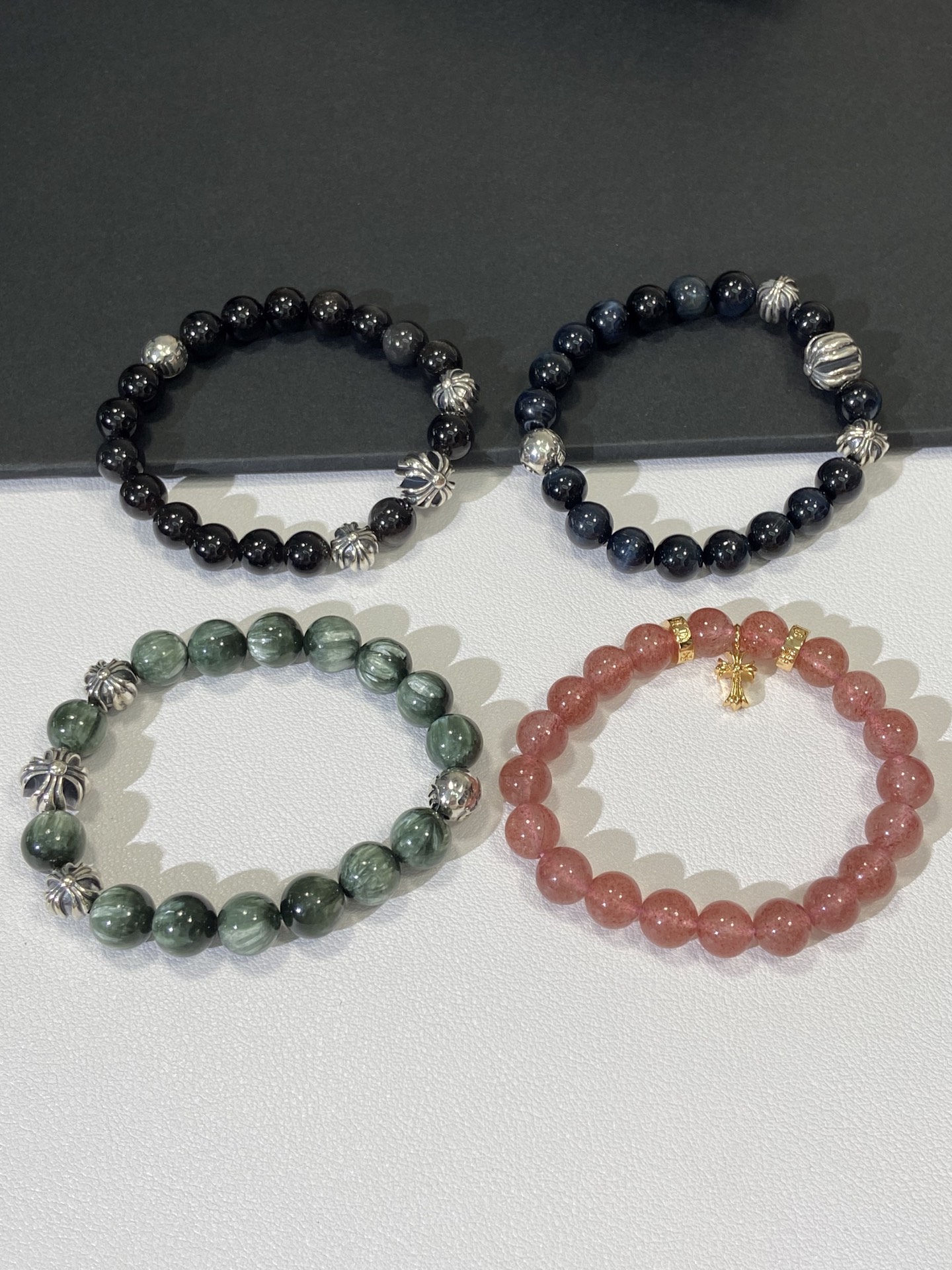 NO:632961,Here comes the Chrome Heart Bracelet. The Chrome Heart Bracelet has become popular recently. Many celebrities and internet celebrities like to wear it. It really looks good when worn alone or stacked, and has a lot of personality~ Silver Brilliance Stone, Blue Tiger Eye, Green Dragon Crystal, Strawberry Crystal, each one is super suitable for summer, chrome hearts, high-end Cartier jewelry.19860909克罗心手串来啰 最近爆火的克罗心手串 很多明星网红都喜欢戴 确实好看叠戴单戴都很有个性~ 银耀石 蓝虎眼 绿龙晶 草莓晶 每一条都超适合夏天的,,chrome hearts,卡迪亚高端饰品,Jewelry