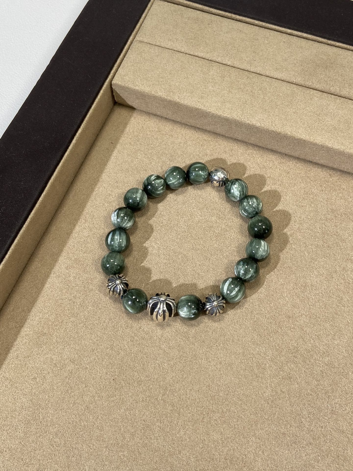 NO:632963,Let the world know about the beauty of Amway Green Dragon Crystal!  Green dragon crystal is unique to the vibrant green color of summer. It is recommended as the first bracelet in summer. Please consult customer service for price. The size can be customized. Cardia high-end jewelry.19860909向全世界安利绿龙晶的美貌！绿龙晶独属于夏天的生机勃勃的绿色 强推入夏第一条手串 价格咨询客服 尺寸可定制,,卡迪亚高端饰品,Jewelry