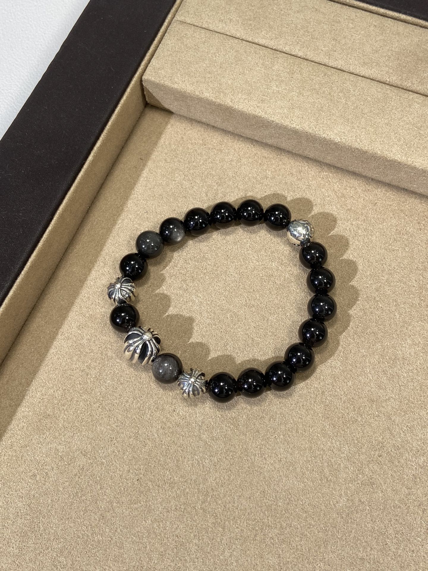 NO:632967,The Silver Stone Four Silver Beads Cross Flower Bracelet. The Crow Heart Silver Stone Bracelet is so beautiful. It is paired with four silver beads. It is so high-end. It is a bracelet that has been asked about 800 times as soon as I go out. It is the favorite of beauties and handsome men. It is really top-notch!  Consult customer service for price. Sizes can be customized, chrome hearts, Cardia high-end jewelry19860909银耀石四银珠十字花手串 克罗心银耀石手串太好看了 配上四银珠子 真是太高级啦 一出门就被问八百遍的手串 美女帅哥的最爱 真的太顶啦！ 价格咨询客服 尺寸可定制,,chrome hearts,卡迪亚高端饰品,Jewelry