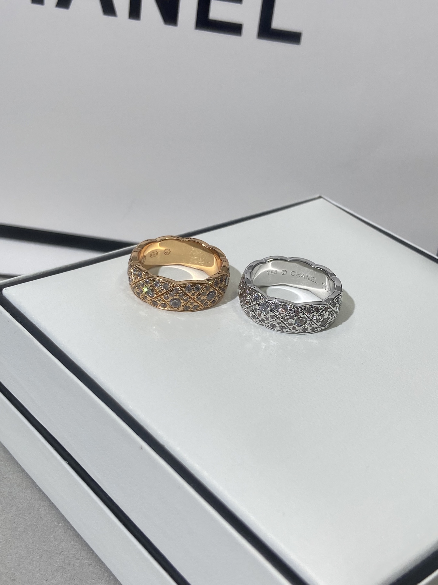 NO:633050,The diamond Coco crush series can be customized with real gold and diamonds, suitable for both men and women, and can be used as matching rings! Available in white gold and rose gold! Metallic luster texture, full of high-end feel, carved with exquisite craftsmanship Ch@nel's most classic and elegant plaid pattern, modern and straightforward, independent personality, extraordinary temperament, low-key luxury, and extremely modern! Whether worn alone or stacked, it can show a unique style and exquisite details. The four interlocking rhombus patterns of real gold are cut out one by one with a CNC engraving knife, instead of low-cost molded parts. After the machine is finished, pure Each knife mark is modified and polished by hand so that all the knife marks face inward. Only in this way can the lines and edges of the rhombus be consistent. The visual effect of the perfect three-dimensional space cutting is wide in the middle and gradually thins to the tail. The thickness gradually changes. The entire line must be even and smooth! The knife marks are cut from deep to shallow, and it cannot be too deep or too shallow. It must be well controlled! Looking at the cutting lines of the ring from the side, the three-dimensional effect is high in the middle and low on both sides! Then the inner ring is polished, and there is a ring of protruding hardware on the upper and lower edges of the inner wall of the ring, all of which are polished. (6-9 US size) 88240,, ring, Cardia high-end jewelry19860909可定制真金真钻 菱格Coco crush系列男女通搭,可做对戒!有白金色和玫瑰金色!金属光泽质感,满满高级feel以精湛的工艺雕刻出 Ch@nel最经典最优雅的萎格纹,摩登又率直,个性独立,气质不凡,低调奢华,极富现代感!无论单戴还是叠戴,都能彰显独一无二的风格细膩细节,真金工艺4条交又菱格纹为cnc雕刻刀ー条一条切出来,而非低成本倒模件,过完机后还需要纯手工去修饰打磨每一条刀痕,使所有刀痕一致朝内,只有这样才能使菱格的线条感与棱角感达到一致完美立体空间切的视觉效果交又中间宽逐渐变细过渡到尾部,粗细渐变,整个线条要均匀流畅!刀痕切割由深到浅,过深过浅都不可以,一定要控制的很好! 从侧面看戒指切割线条,中间高两边低的立体效果!再到内圈抛光,并且戒指内壁上下边的边缘都有凸出的一圈五金,都是抛光处理.(6-9美号)88240,,ring,卡迪亚高端饰品,Jewelry