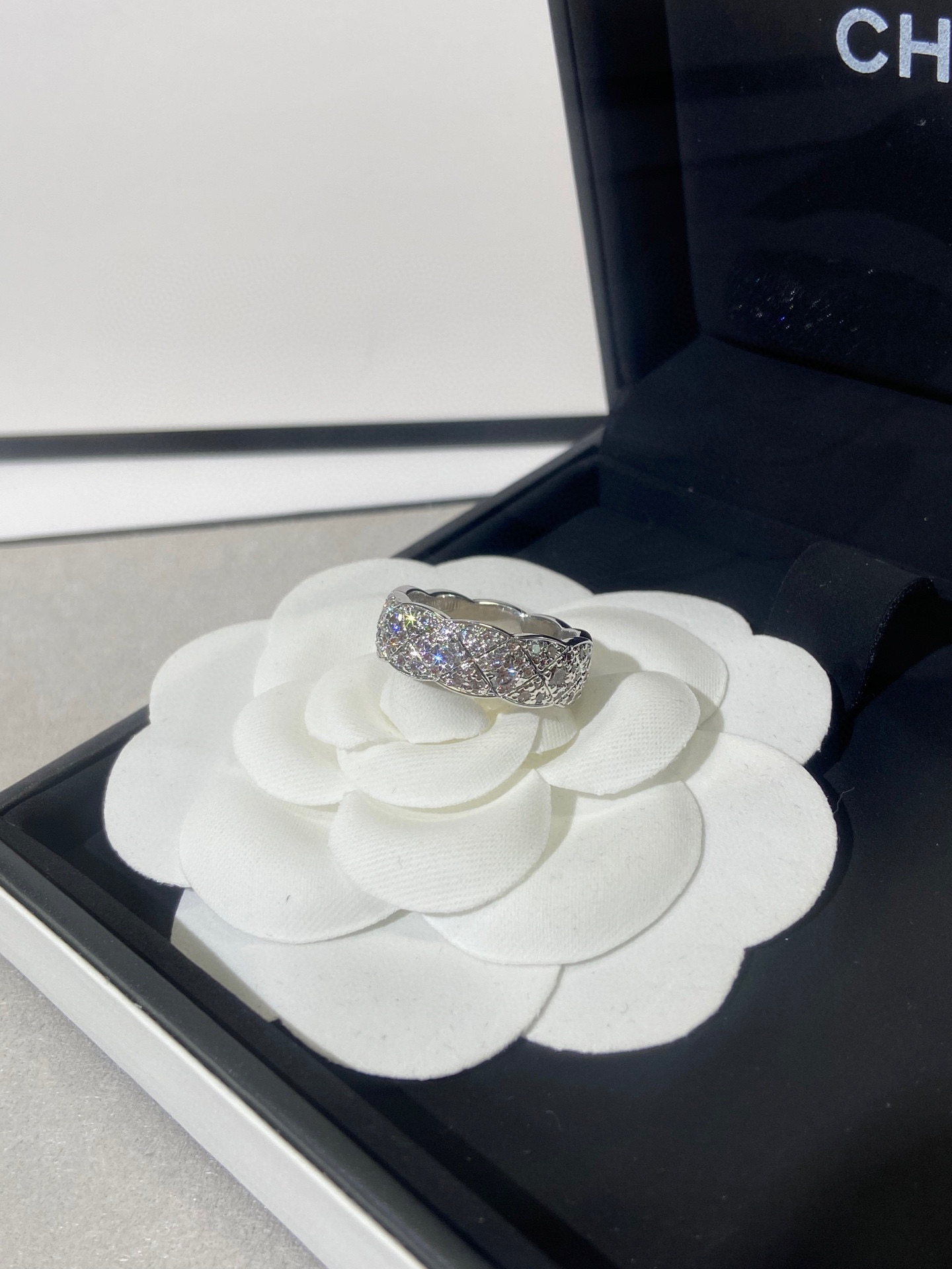 NO:634391,The diamond Coco crush series can be customized with real gold and diamonds, suitable for both men and women, and can be used as matching rings! Available in white gold and rose gold! Metallic luster texture, full of high-end feel, carved with exquisite craftsmanship Ch@nel's most classic and elegant plaid pattern, modern and straightforward, independent personality, extraordinary temperament, low-key luxury, and extremely modern! Whether worn alone or stacked, it can show a unique style and exquisite details. The four interlocking rhombus patterns of real gold are cut out one by one with a CNC engraving knife, instead of low-cost molded parts. After the machine is finished, pure Each knife mark is modified and polished by hand so that all the knife marks face inward. Only in this way can the lines and edges of the rhombus be consistent. The visual effect of the perfect three-dimensional space cutting is wide in the middle and gradually thins to the tail. The thickness gradually changes. The entire line must be even and smooth! The knife marks are cut from deep to shallow, and it cannot be too deep or too shallow. It must be well controlled! Looking at the cutting line of the ring from the side, the three-dimensional effect is high in the middle and low on both sides! Then the inner ring is polished, and there is a ring of protruding hardware on the upper and lower edges of the inner wall of the ring, all of which are polished. (6-9 US size) 88280,, ring, Cardia high-end jewelry19860909可定制真金真钻 菱格Coco crush系列男女通搭,可做对戒!有白金色和玫瑰金色!金属光泽质感,满满高级feel以精湛的工艺雕刻出 Ch@nel最经典最优雅的萎格纹,摩登又率直,个性独立,气质不凡,低调奢华,极富现代感!无论单戴还是叠戴,都能彰显独一无二的风格细膩细节,真金工艺4条交又菱格纹为cnc雕刻刀ー条一条切出来,而非低成本倒模件,过完机后还需要纯手工去修饰打磨每一条刀痕,使所有刀痕一致朝内,只有这样才能使菱格的线条感与棱角感达到一致完美立体空间切的视觉效果交又中间宽逐渐变细过渡到尾部,粗细渐变,整个线条要均匀流畅!刀痕切割由深到浅,过深过浅都不可以,一定要控制的很好! 从侧面看戒指切割线条,中间高两边低的立体效果!再到内圈抛光,并且戒指内壁上下边的边缘都有凸出的一圈五金,都是抛光处理.(6-9美号)88280,,ring,卡迪亚高端饰品,Jewelry