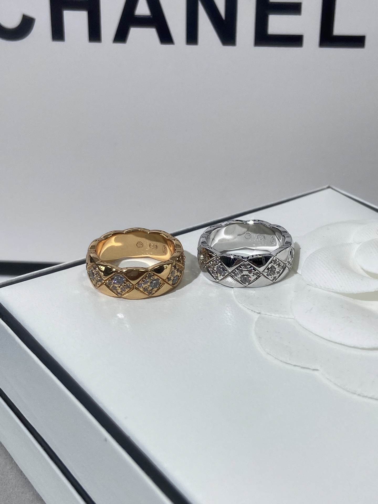 NO:633052,The diamond Coco crush series can be customized with real gold and diamonds, suitable for both men and women, and can be used as matching rings! Available in white gold and rose gold! Metallic luster texture, full of high-end feel, carved with exquisite craftsmanship Ch@nel's most classic and elegant plaid pattern, modern and straightforward, independent personality, extraordinary temperament, low-key luxury, and extremely modern! Whether worn alone or stacked, it can show a unique style and exquisite details. The four interlocking rhombus patterns of real gold are cut out one by one with a CNC engraving knife, instead of low-cost molded parts. After the machine is finished, pure Each knife mark is modified and polished by hand so that all the knife marks face inward. Only in this way can the lines and edges of the rhombus be consistent. The visual effect of the perfect three-dimensional space cutting is wide in the middle and gradually thins to the tail. The thickness gradually changes. The entire line must be even and smooth! The knife marks are cut from deep to shallow, and it cannot be too deep or too shallow. It must be well controlled! Looking at the cutting line of the ring from the side, the three-dimensional effect is high in the middle and low on both sides! Then the inner ring is polished, and there is a ring of protruding hardware on the upper and lower edges of the inner wall of the ring, all of which are polished. (6-9 US size) 88220,, ring, Cardia high-end jewelry19860909可定制真金真钻 菱格Coco crush系列男女通搭,可做对戒!有白金色和玫瑰金色!金属光泽质感,满满高级feel以精湛的工艺雕刻出 Ch@nel最经典最优雅的萎格纹,摩登又率直,个性独立,气质不凡,低调奢华,极富现代感!无论单戴还是叠戴,都能彰显独一无二的风格细膩细节,真金工艺4条交又菱格纹为cnc雕刻刀ー条一条切出来,而非低成本倒模件,过完机后还需要纯手工去修饰打磨每一条刀痕,使所有刀痕一致朝内,只有这样才能使菱格的线条感与棱角感达到一致完美立体空间切的视觉效果交又中间宽逐渐变细过渡到尾部,粗细渐变,整个线条要均匀流畅!刀痕切割由深到浅,过深过浅都不可以,一定要控制的很好! 从侧面看戒指切割线条,中间高两边低的立体效果!再到内圈抛光,并且戒指内壁上下边的边缘都有凸出的一圈五金,都是抛光处理.(6-9美号)88220,,ring,卡迪亚高端饰品,Jewelry