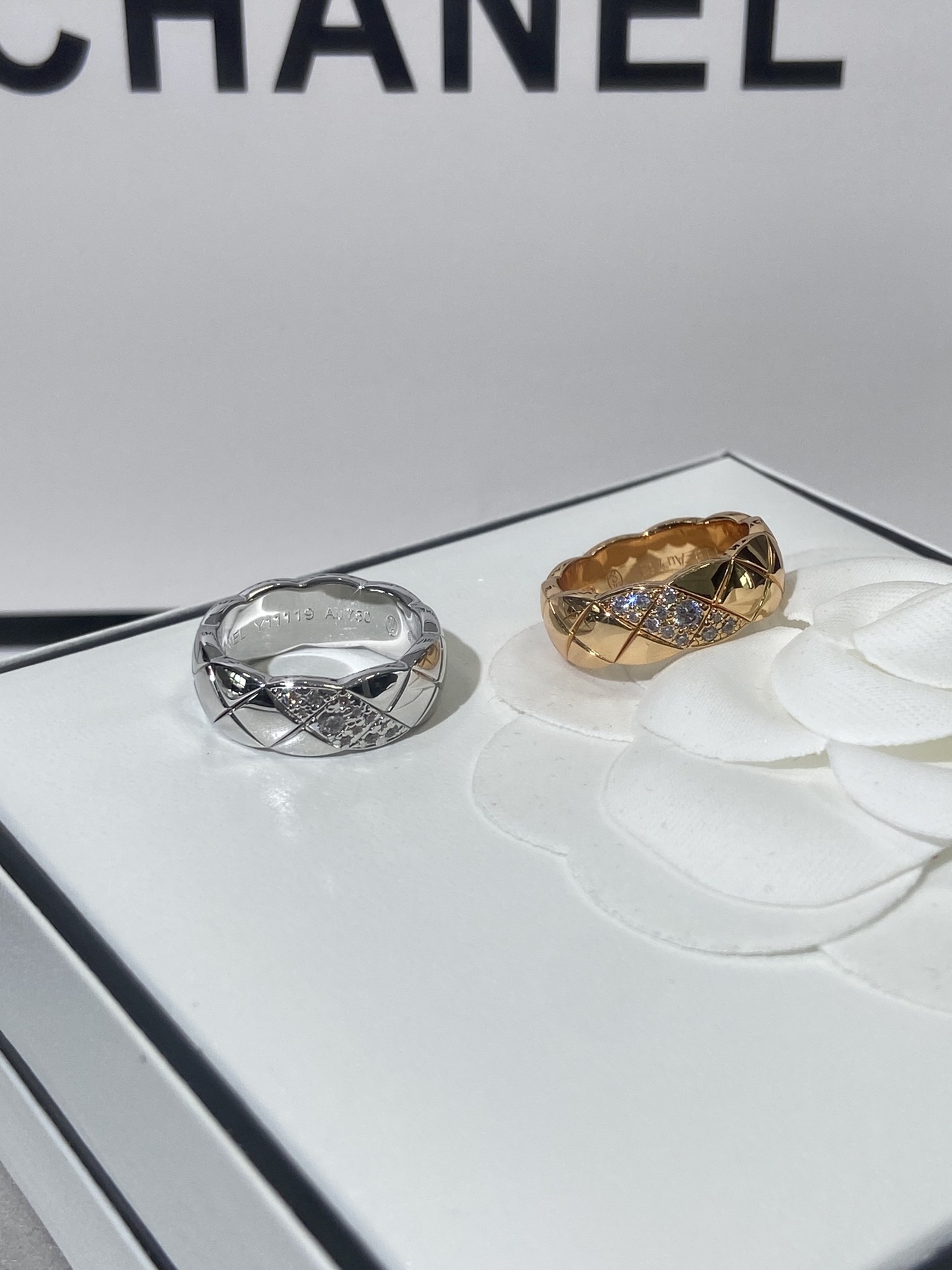NO:634387,The diamond Coco crush series can be customized with real gold and diamonds, suitable for both men and women, and can be used as matching rings! Available in white gold and rose gold! Metallic luster texture, full of high-end feel, carved with exquisite craftsmanship Ch@nel's most classic and elegant plaid pattern, modern and straightforward, independent personality, extraordinary temperament, low-key luxury, and extremely modern! Whether worn alone or stacked, it can show a unique style and exquisite details. The four interlocking rhombus patterns of real gold are cut out one by one with a CNC engraving knife, instead of low-cost molded parts. After the machine is finished, pure Each knife mark is modified and polished by hand so that all the knife marks face inward. Only in this way can the lines and edges of the rhombus be consistent. The visual effect of the perfect three-dimensional space cutting is wide in the middle and gradually thins to the tail. The thickness gradually changes. The entire line must be even and smooth! The knife marks are cut from deep to shallow, and it cannot be too deep or too shallow. It must be well controlled! Looking at the cutting line of the ring from the side, the three-dimensional effect is high in the middle and low on both sides! Then the inner ring is polished, and there is a ring of protruding hardware on the upper and lower edges of the inner wall of the ring, all of which are polished. (6-9 US size) 88220,, ring, Cardia high-end jewelry19860909可定制真金真钻 菱格Coco crush系列男女通搭,可做对戒!有白金色和玫瑰金色!金属光泽质感,满满高级feel以精湛的工艺雕刻出 Ch@nel最经典最优雅的萎格纹,摩登又率直,个性独立,气质不凡,低调奢华,极富现代感!无论单戴还是叠戴,都能彰显独一无二的风格细膩细节,真金工艺4条交又菱格纹为cnc雕刻刀ー条一条切出来,而非低成本倒模件,过完机后还需要纯手工去修饰打磨每一条刀痕,使所有刀痕一致朝内,只有这样才能使菱格的线条感与棱角感达到一致完美立体空间切的视觉效果交又中间宽逐渐变细过渡到尾部,粗细渐变,整个线条要均匀流畅!刀痕切割由深到浅,过深过浅都不可以,一定要控制的很好! 从侧面看戒指切割线条,中间高两边低的立体效果!再到内圈抛光,并且戒指内壁上下边的边缘都有凸出的一圈五金,都是抛光处理.(6-9美号)88220,,ring,卡迪亚高端饰品,Jewelry