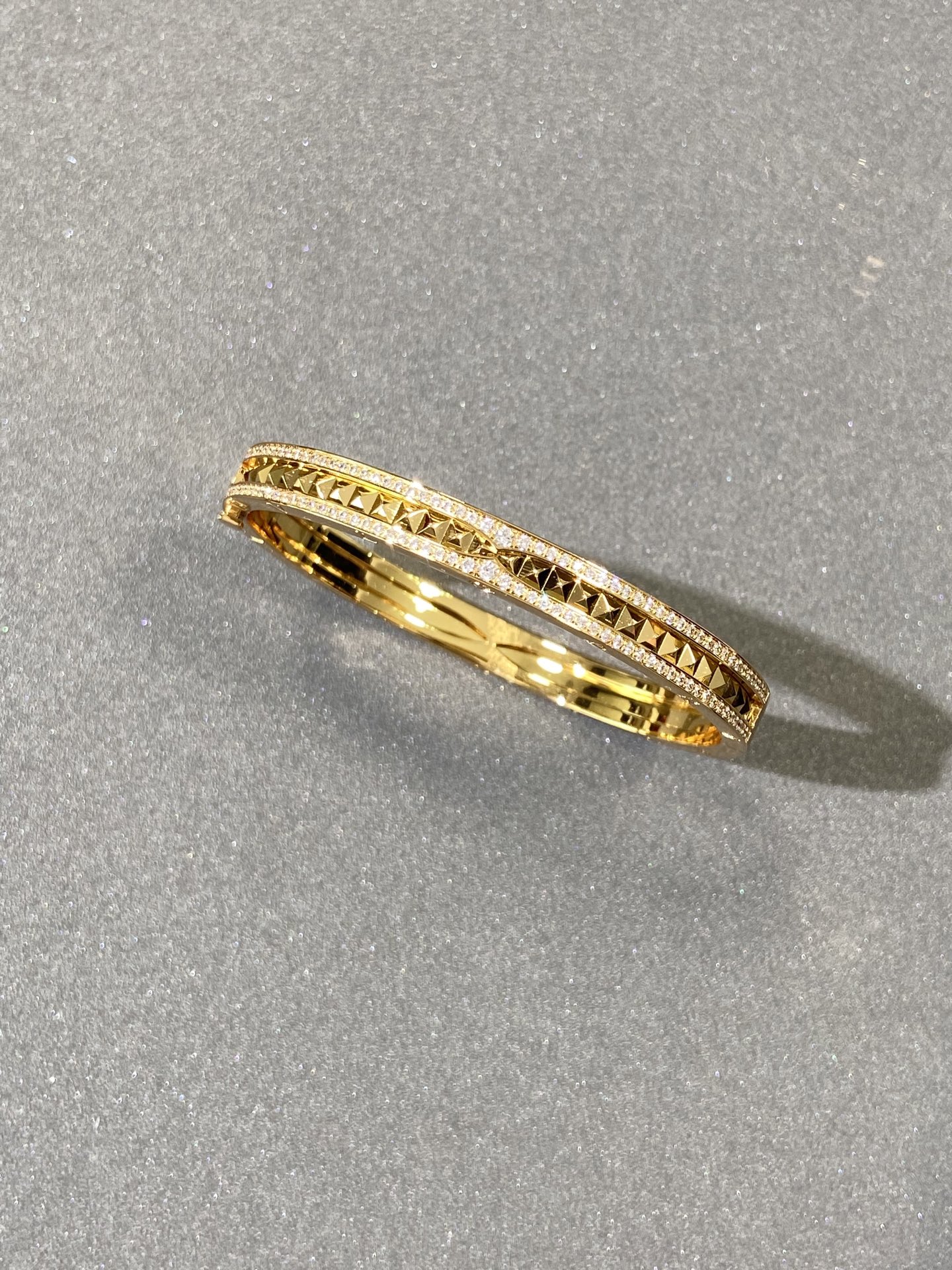 NO:633078,I have to admit that rivets are as shiny as diamonds~ B.ZERO1 ROCK series with side diamond rivets. I was worried that this style would be irritating and exaggerated before, but when I got the real thing, it was totally different. It was so cool and beautiful. The rivet element was added in the middle of the bracelet, which has to be said to be as shiny as the diamonds on the side. More importantly, the lines are very strong, emphasizing the prominence of 'self'!!! Gold Gold Size SML  Suitable for customers of various hand sizes, bracelet, Cartier high-end jewelry19860909不得不承认铆钉和钻石是一样闪的~ 边镶钻铆钉手镯 B.ZERO1 ROCK系列之前还担心这款挑人和浮夸,但实物拿到手,却完全不会,酷飒美腻极了,手镯中间是加入铆钉元素,不得不说和边上的钻石是一样闪的,の更重要是线条感很强烈,强调'自我'的突出!!! 金色 金码数 SML 适合各种手围的客户,,bracelet,卡迪亚高端饰品,Jewelry