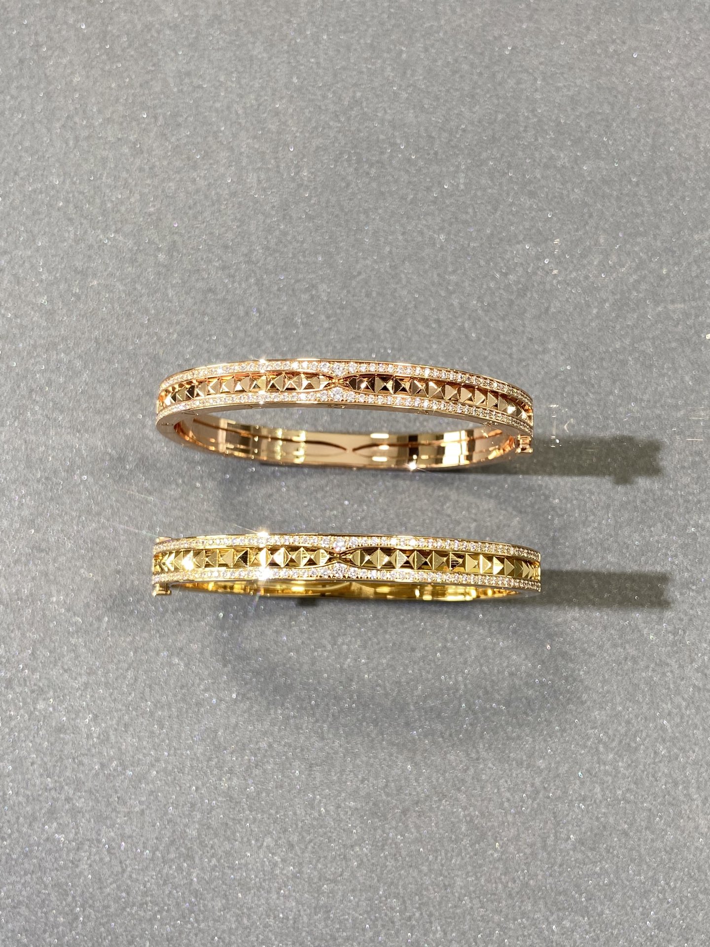 NO:633076,I have to admit that rivets are as shiny as diamonds~ B.ZERO1 ROCK series with side diamond rivets. I was worried that this style would be irritating and exaggerated before, but when I got the real thing, it was completely different. It was so cool and beautiful. The rivet element was added in the middle of the bracelet, and I have to say that it is as shiny as the diamonds on the side. More importantly, the lines are very strong, emphasizing the prominence of 'self'!!! Gold Gold Size SML Suitable for customers of various wrist sizes  88550,,bracelet,Cardia high-end jewelry19860909不得不承认铆钉和钻石是一样闪的~ 边镶钻铆钉手镯 B.ZERO1 ROCK系列之前还担心这款挑人和浮夸,但实物拿到手,却完全不会,酷飒美腻极了,手镯中间是加入铆钉元素,不得不说和边上的钻石是一样闪的,の更重要是线条感很强烈,强调'自我'的突出!!! 金色 金码数 SML 适合各种手围的客户 88550,,bracelet,卡迪亚高端饰品,Jewelry