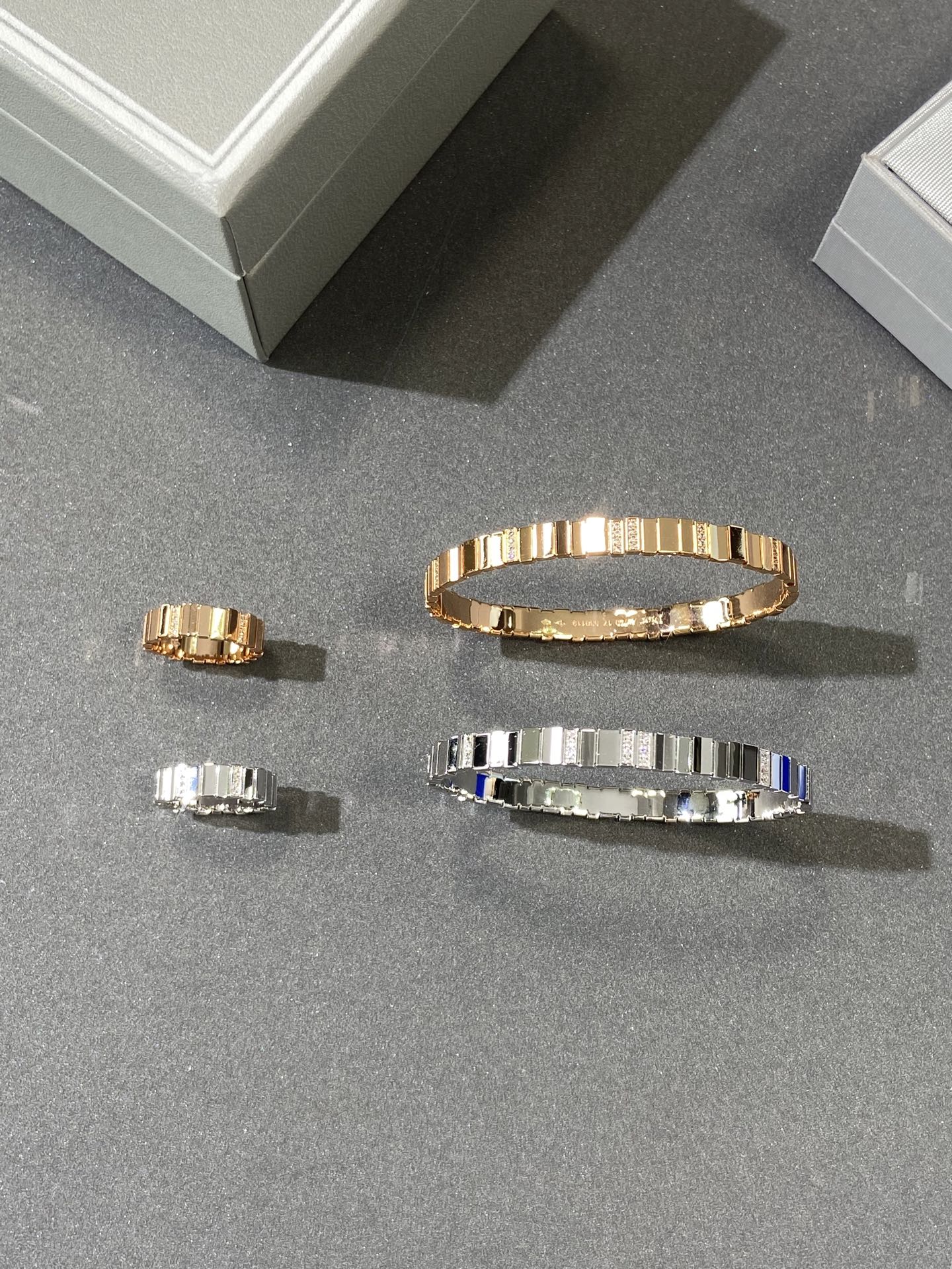 NO:633062,Dior's new high-bead series GEM D bracelet has an irregular section shape, and the movement is really dazzling. The invisible buckle is easy to remove. This series is a thousand times more difficult to make than ordinary jewelry. Because it is an irregular section shape, abstract and irregular geometric combination, not only every corner and corner must be carved to perfection, but the splicing must also be precise and flawless. Wearing two or more on top of each other will give you a sense of fashion that surpasses all other jewelry.  But this series is really worth looking forward to in all forms! There will definitely be popular jewelry in the future! Bracelet 88360, ring 88200, dior, ring, bracelet, Cartier high-end jewelry19860909Dior全新高珠系列GEM D手镯 不规则切面造型,动态真的很耀眼 隐形卡扣拆脱方便 这个系列比普通珠宝款难做千倍 因为是不规则切面造型,抽象不规则几何拼,不仅每个边边角角都要精雕到最完美,拼接也要精确到分毫无差. 两只以上叠戴那个时尚感超越一切珠宝 但这个系列真的值得你们以一切形式去期待他!后面绝对还会大火的珠宝!手镯88360,戒指88200,,dior,ring,bracelet,卡迪亚高端饰品,Jewelry