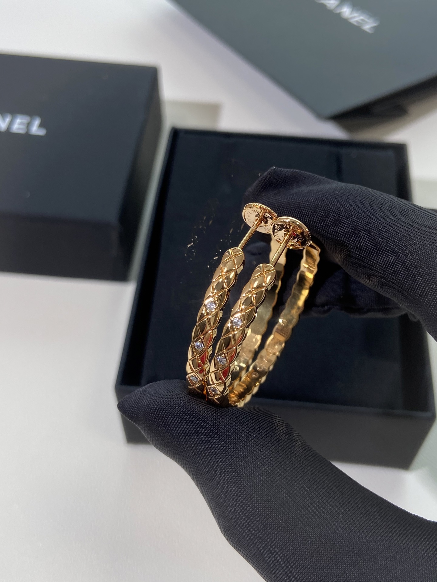 NO:633129,The new COCO CRUSH rhombus earrings are the one-to-one version of zp, which is consistent with all the details of zp!  Including the grooves on the inner wall, it will look very textured visually. We polished the entire necklace. The texture is super good. The diamond pattern on the outer ring layer is carved with the hardest diamond knife to form a gradient effect. Many on the market are flush. This process is very difficult!  We use imported CNC engraving machines to carve, which is very delicate!  Made of imported silicon titanium material and inlaid with diamonds, it’s super sparkling!  The claws are firmly clasped, and there is no need to worry about falling stones. Whether it is a necklace, ring or earrings, this series is completed with the best craftsmanship in jewelry to achieve the high-end effect that everyone is pursuing!  88240 You must not miss the details of the hardware accessories. The workmanship is impeccable and the real objects are more exquisite. earrings, necklace, ring, Cardia high-end jewelry19860909新款COCO CRUSH菱格耳环我们做的是zp一对一版,和zp所有细节达到一致！包括内壁的凹槽,视觉上会显得很有质感,我们对项链整体进行抛光,质感超级好外圈层的菱格纹是用最坚硬的钻石刀雕刻形成渐变的效果,市面很多都是齐平的,这个工艺难度非常高！我们采用进口CNC精雕机精雕,非常精致！采用进口硅钛料钻石镶嵌,超级闪耀！爪子牢牢扣住,不必担心掉石这系列不管是项链戒指还是耳环,都是用珠宝里最好的工艺来完成,达到大家追求的高端效果！88240 绝对不能错过五金配件细节做工完美得无懈可击,实物更精美,,earrings,necklace,ring,卡迪亚高端饰品,Jewelry