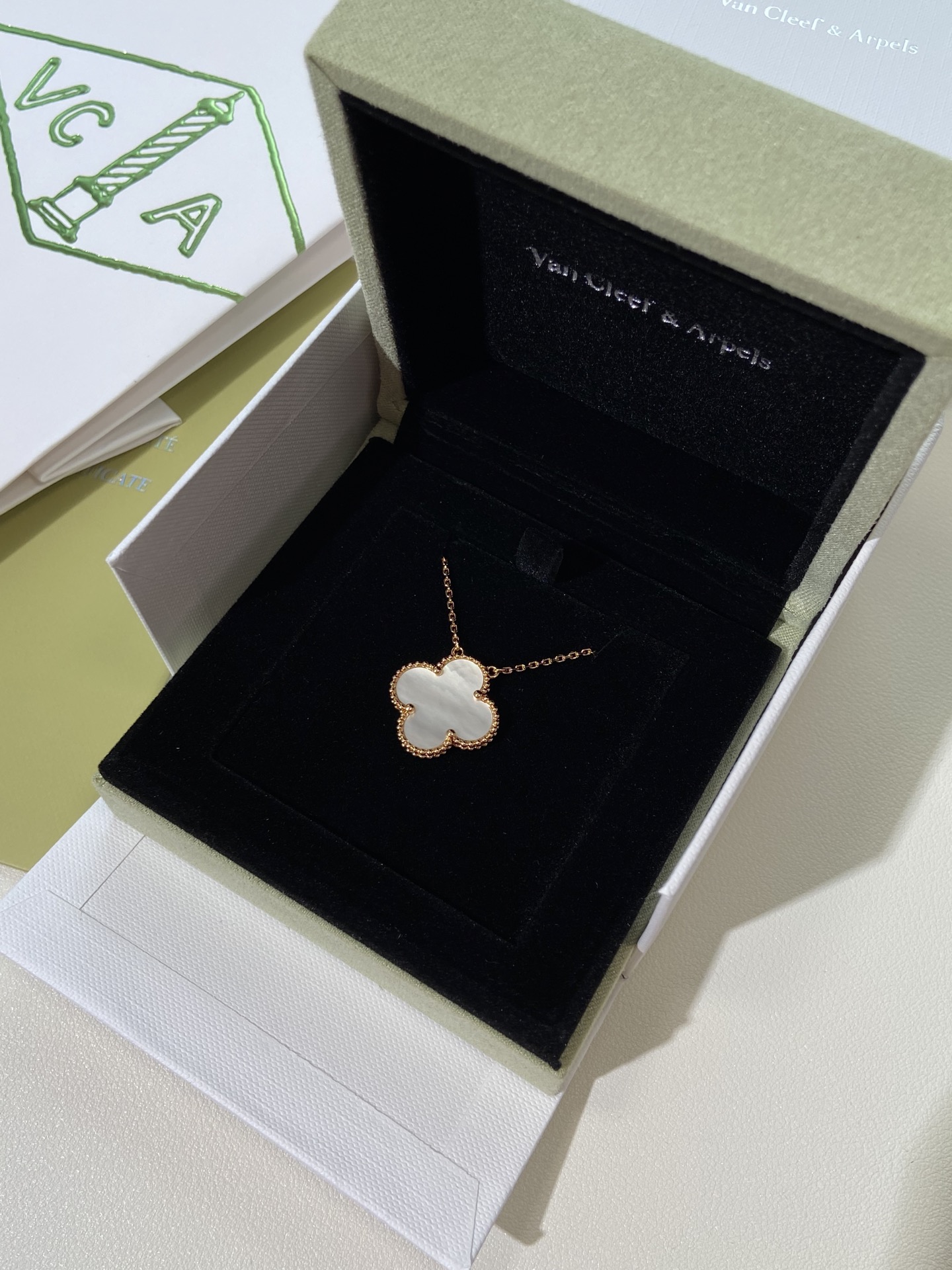 NO:633123,The real gold version developed by Z can be customized. The chain is a CNC version electroplated with 18k gold. The real gold texture is visible in the details. The stone raw material is customized raw stone, that is, each raw stone is personally purchased without a trace of moisture. The purchased stone raw materials are then processed and polished into four-leaf clover accessories to ensure that every four-leaf clover in the hands of customers is genuine!  Compared with the medium size, I feel that this medium-large size is more suitable for tall people, and it makes a sense of presence when worn!  88290,,Cardia high-end jewelry19860909可订制Z开发的真金版本,链条是CNC版本电镀18k金,细节可见的真金质感,石头原料是定制的原石,也就是每一块原材料的石头,都是亲自参与采购的,一丝水分都没有,采购回来的石头原料,再加工打磨成一颗一颗四叶草的配件,才能确保每一条四叶草到客人手里都是真材实料！比起中号,感觉这款中大号更适合高个子,戴着很有存在感！88290,,卡迪亚高端饰品,Jewelry