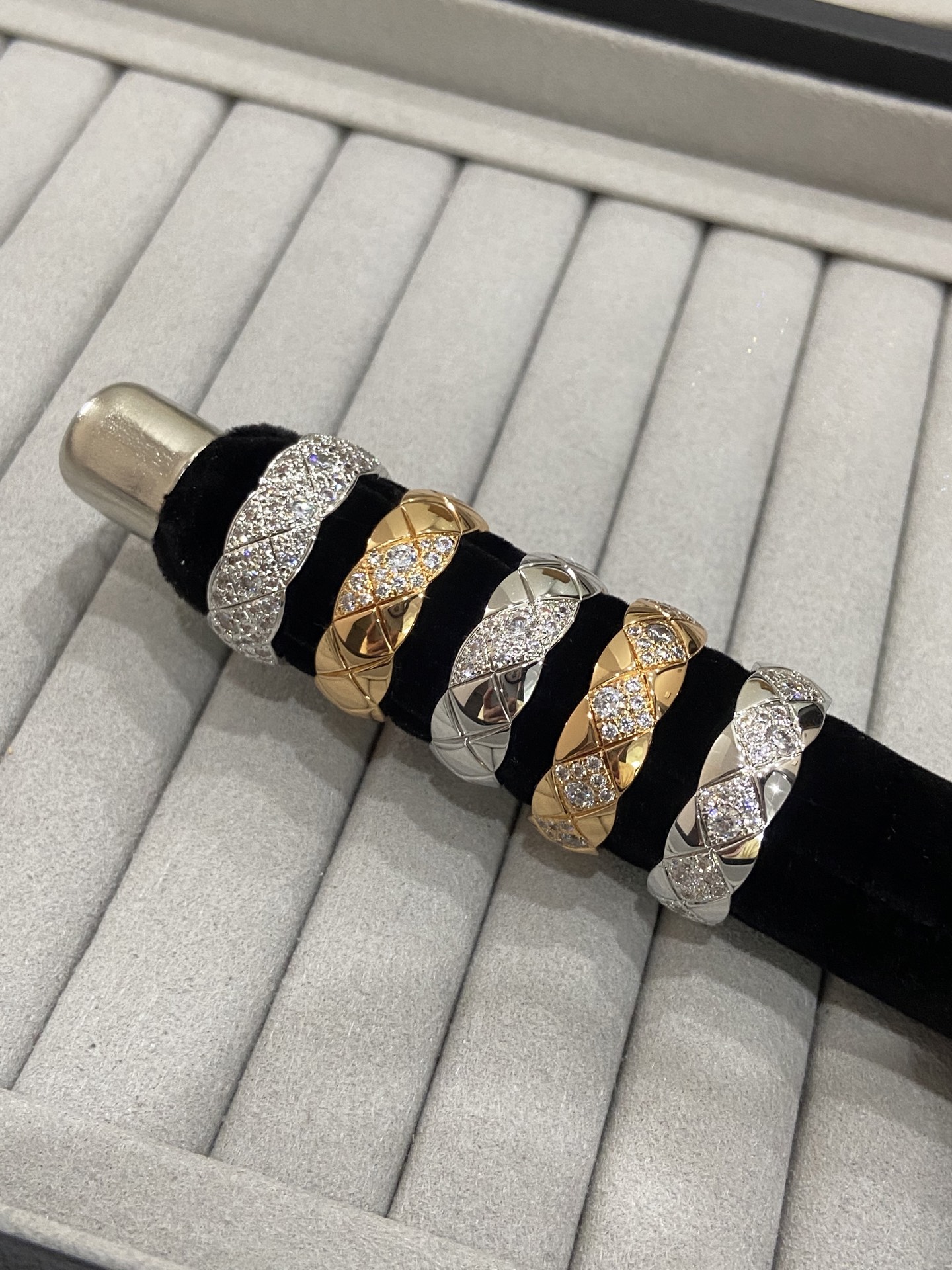 NO:634405,No matter which one it is, it is the one that is beautiful to the heart.,,Cardia high-end jewelry19860909无论是哪一款,都是美到心坎的那一个.,,卡迪亚高端饰品,Jewelry