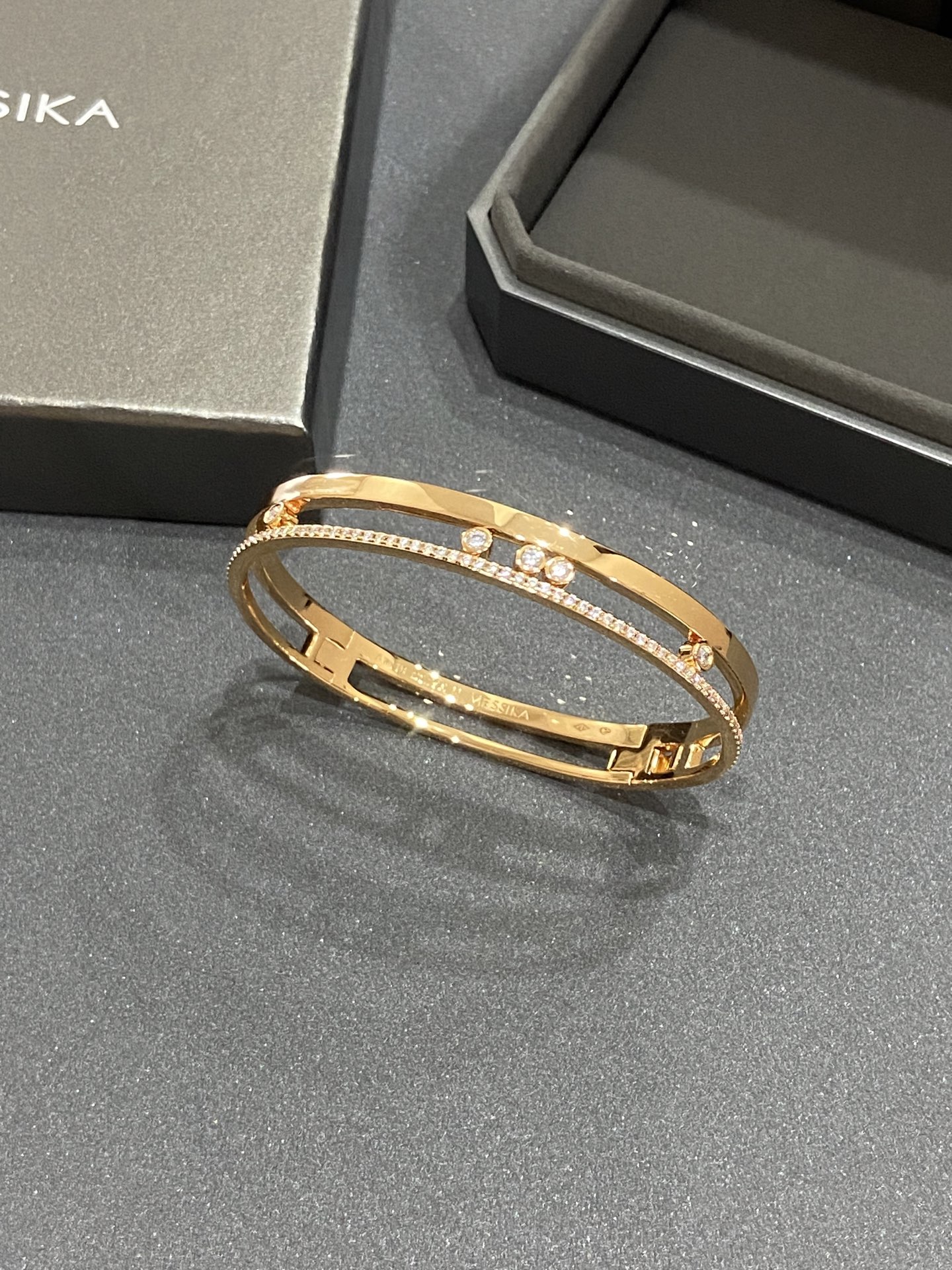 NO:633159,M*essika Move glossy bracelet, the most romantic series. This series uses a simple rectangle to present a three-dimensional effect. The three sliding main diamonds highlight the uniqueness of the design, making it more fluid and refined. It can match with any accessories. Two colors: platinum and rose gold. Code number: 16#17# 88330,,bracelet,Cardia high-end jewelry19860909M*essika 梅 西 卡 Move光面手镯 最具浪漫气息的系列 这一系列以简约长方形来呈现立体感 通过滑动的三颗主钻凸显设计的独特 使其更具流动、精致感 与任何配饰搭配都能互相契合 两色 :白金玫瑰金 码数:16#17# 88330,,bracelet,卡迪亚高端饰品,Jewelry