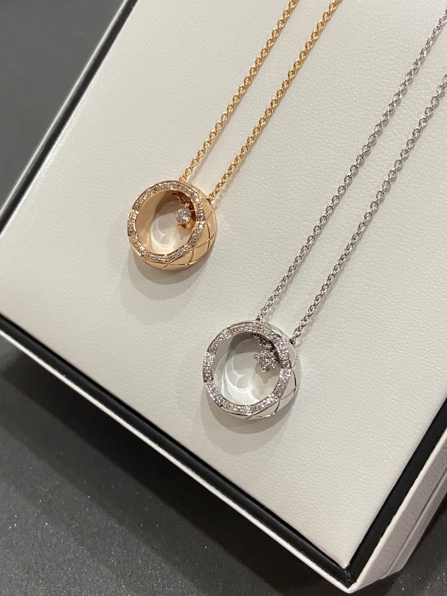 NO:634757,New COCO CRUSH rhombus diamond necklace full moon!  What we are doing is a one-to-one version of zp, which is consistent with all the details of zp!  Including the grooves on the inner wall of the necklace, it will look very textured visually. We polished the entire necklace, and the texture is super good. The diamond pattern on the outer ring layer is carved with the hardest diamond knife to form a gradient effect. Many of them on the market are flush. This process is very difficult!  We use imported CNC engraving machines to carve, which is very delicate!  Made of imported silicon titanium material and inlaid with diamonds, it’s super sparkling!  The claws are firmly clasped, and there is no need to worry about falling stones. Whether it is a necklace, ring or earrings, this series is completed with the best craftsmanship in jewelry to achieve the high-end effect that everyone is pursuing!  Specifications 37.5-45cm, 5 levels adjustable, color rose gold/white gold 88240, earrings, necklace, ring, Cartier high-end jewelry19860909新款COCO CRUSH菱格钻石项链 满月！我们做的是zp一对一版,和zp所有细节达到一致！包括项链内壁的凹槽,视觉上会显得很有质感,我们对项链整体进行抛光,质感超级好外圈层的菱格纹是用最坚硬的钻石刀雕刻形成渐变的效果,市面很多都是齐平的,这个工艺难度非常高！我们采用进口CNC精雕机精雕,非常精致！采用进口硅钛料钻石镶嵌,超级闪耀！爪子牢牢扣住,不必担心掉石这系列不管是项链戒指还是耳环,都是用珠宝里最好的工艺来完成,达到大家追求的高端效果！ 规格37.5-45cm 5个档位可调 颜色玫瑰金/白金 88240,,earrings,necklace,ring,卡迪亚高端饰品,Jewelry