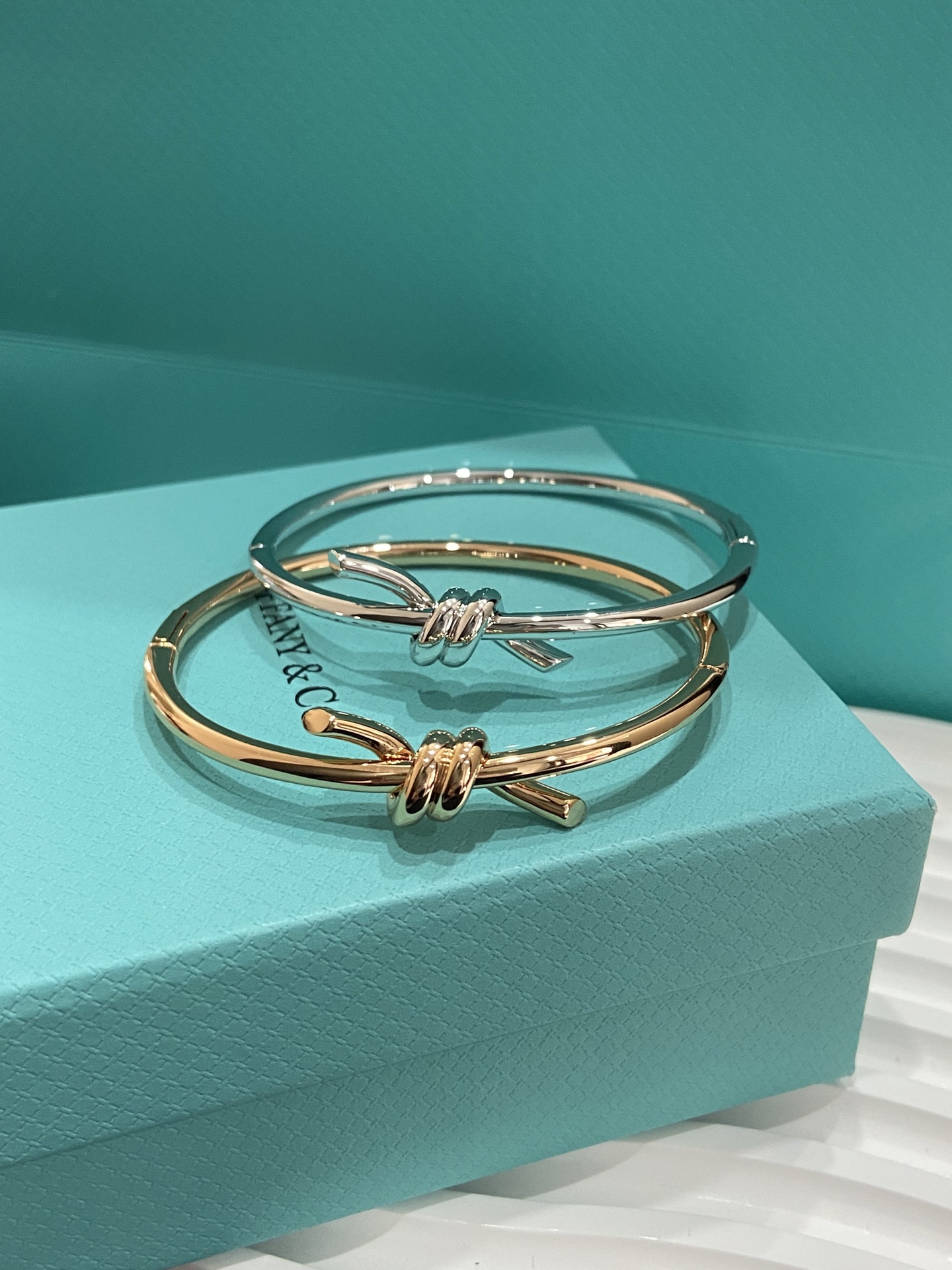 NO:634003,Tiffany Knot single-turn bracelets, full of diamonds, bracelets with diamonds and without diamonds on the Knot, a whole high-end texture! Rose gold Knot single-turn bracelets with diamonds and without diamonds, the same series and the same color strap, elegant yet delicate, beautiful and full of power. The platinum knot with diamonds is very textured when worn alone. Friends who like the high-end sense of platinum can go for it~ Size No. 16 No. 17 Rose gold and white gold  88320,,bracelet,Cardia high-end jewelry19860909Tiffany Knot单圈的手镯,满钻,Knot上带钻和不带钻的手镯,一整个高级质感! 玫瑰金带钻和不带钻Knot单圈手镯,同系列同色系看带,优雅不失精致,美丽而充满力量, 白金 knot带钻单独戴已经很有质感,喜欢白金高级感的朋友们可以冲呀~ 码数16号17号 玫瑰金白金两色 88320,,bracelet,卡迪亚高端饰品,Jewelry