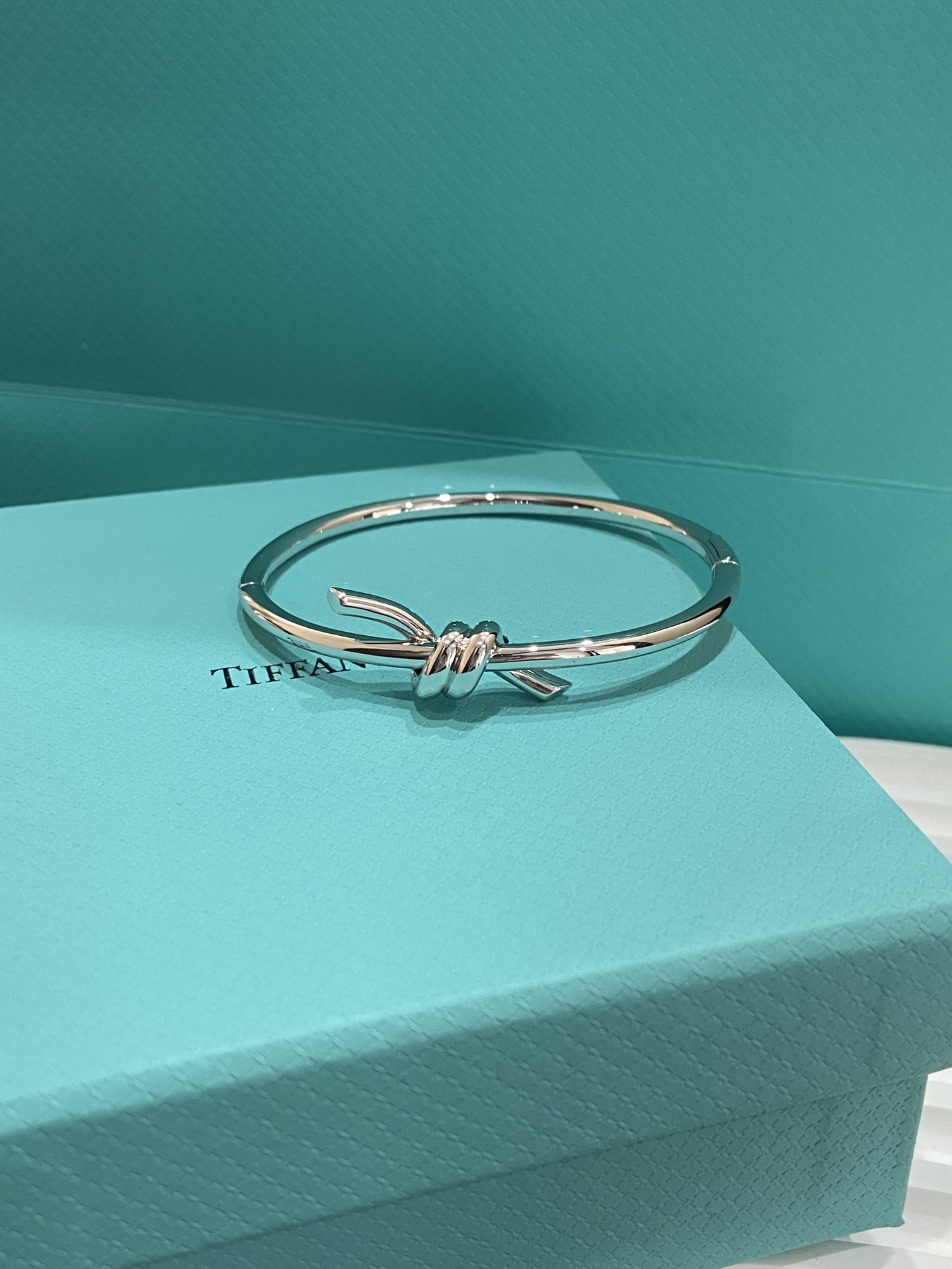 NO:633206,Tiffany Knot single-turn bracelets, full of diamonds, bracelets with diamonds and without diamonds on the Knot, a whole high-end texture! Rose gold Knot single-turn bracelets with diamonds and without diamonds, the same series and the same color strap, elegant yet delicate, beautiful and full of power. The platinum knot with diamonds is very textured when worn alone. Friends who like the high-end sense of platinum can go for it~ Size No. 16 No. 17 Rose gold and white gold  88320,,bracelet,Cardia high-end jewelry19860909Tiffany Knot单圈的手镯,满钻,Knot上带钻和不带钻的手镯,一整个高级质感! 玫瑰金带钻和不带钻Knot单圈手镯,同系列同色系看带,优雅不失精致,美丽而充满力量, 白金 knot带钻单独戴已经很有质感,喜欢白金高级感的朋友们可以冲呀~ 码数16号17号 玫瑰金白金两色 88320,,bracelet,卡迪亚高端饰品,Jewelry