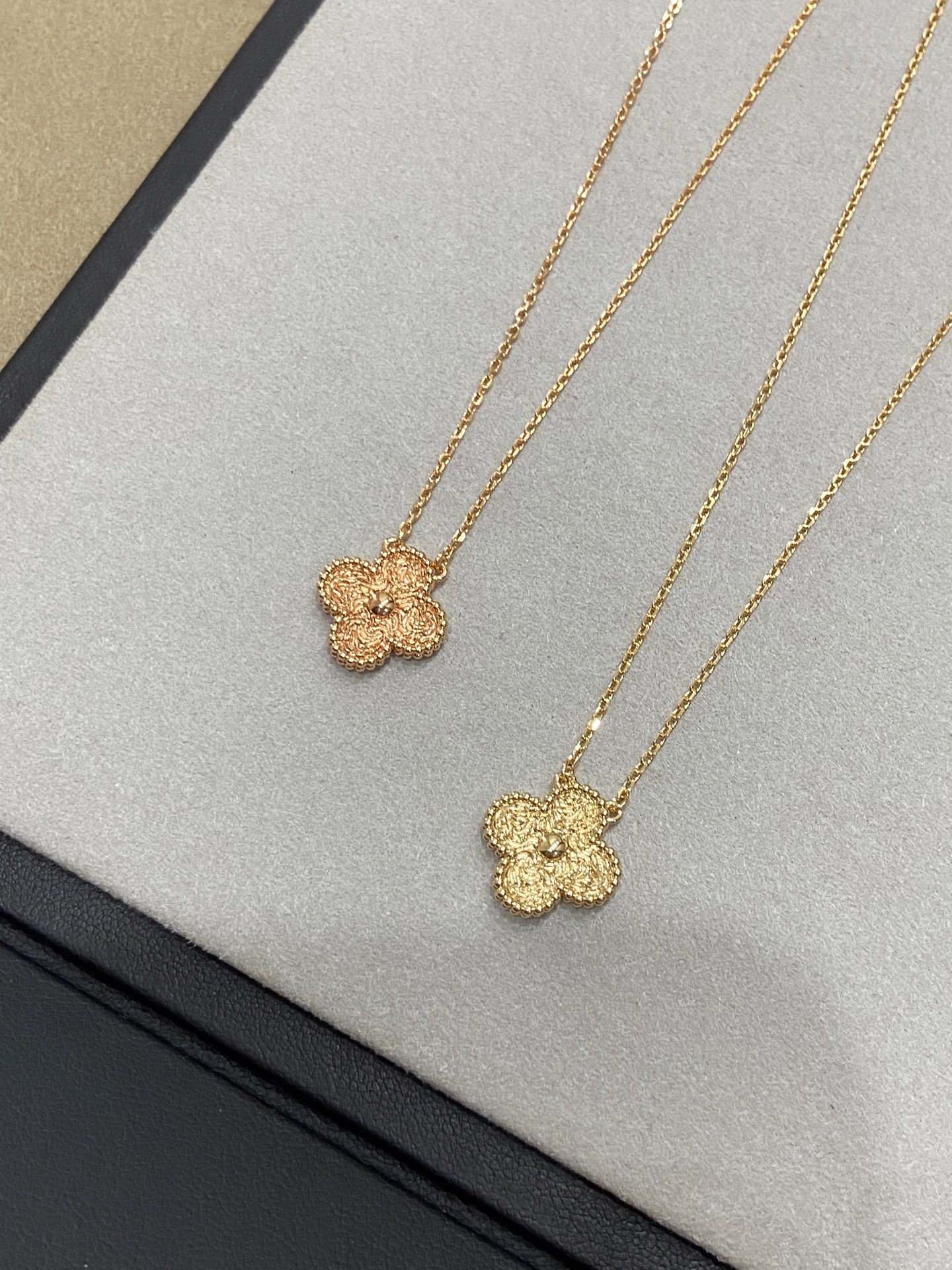 NO:633376,The hot stamping process makes the single flower shine with a unique luster, as if it has the heat of lava. When worn around the neck, it instantly becomes the focus, full of gorgeous and noble feeling, and the temperament is firmly grasped~88240, Cardia high-end jewelry19860909烫金工艺让单花闪烁独特光泽,仿佛自带熔岩的炽热,戴在颈间,瞬间成为焦点,华丽贵气感拉满,气质这块狠狠拿捏住~88240,,卡迪亚高端饰品,Jewelry