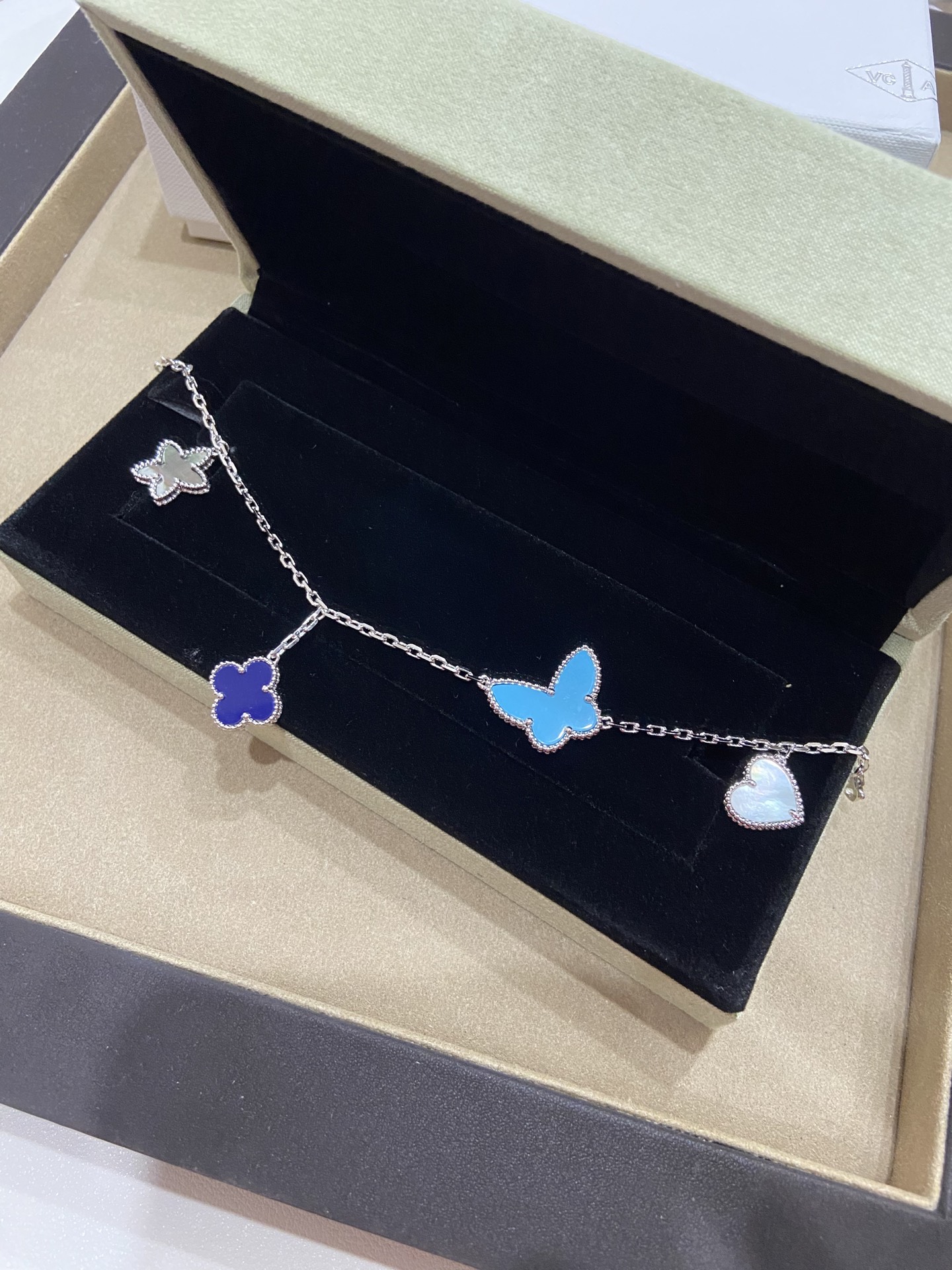 NO:635486,Lucky four-flower bracelet is simply a dream love chain! White fritillary, carnelian, tiger eye stone, malachite, each petal has a unique meaning. The four-leaf clover represents luck, the leaves mean health, the love carnelian symbolizes love, and the butterfly tiger eye stone means wealth and freedom.  Wear all the good things in your hand. The texture is superb. Wearing it makes you feel noble. Whether it is for daily outings or important occasions, you can easily control the atmosphere. Wearing it you will be the focus of the crowd, making a proper C-position debut. 88360,,bracelet,Cardia high-end jewelry19860909Lucky四花手链,简直是梦中情链!白贝母、红玉髓、虎眼石、孔雀石,每一片花瓣都有独特的寓意,四叶草代表幸运,叶子寓意健康,爱心红玉髓象征爱情,蝴蝶虎眼石寓意财富和自由,一整个把世间美好都戴在手上.质感超绝,戴上就是贵气本人,无论是日常出街还是重要场合,都能轻松拿捏氛围感,戴上它你就是人群中的焦点,妥妥的C位出道.88360,,bracelet,卡迪亚高端饰品,Jewelry