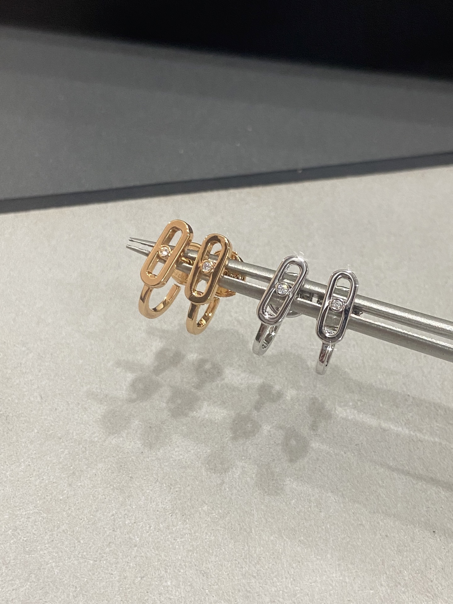 NO:633448,New style, a fashionable item of MESSIK*A jewelry, Move series mini ball earrings, the balls are fixed and will not move ~ the same style as the fashion blogger, although small, but the hollow design is very exquisite. Those familiar with this brand will know that this series is the main recommendation, combining elegance and modern style, low-key luxury style ~ will not go out of style. Small pieces are priced according to quantity. The material is V-gold plated. One price, earrings, gold plating, Cardia high-end jewelry19860909新款,梅西* MESSIK*A jewelry的一个时髦单品,Move系列mini滚珠耳环,滚珠是固定的不会动哦～时尚博主同款,虽然小,但是镂空的设计很精致,熟悉这个品牌的就会知道这系列是主推款,结合了优雅和现代风格,低调奢华风～不会过时 小件跑量价 材质通体V金材质镀金 一对价,,earrings,gold plating,卡迪亚高端饰品,Jewelry