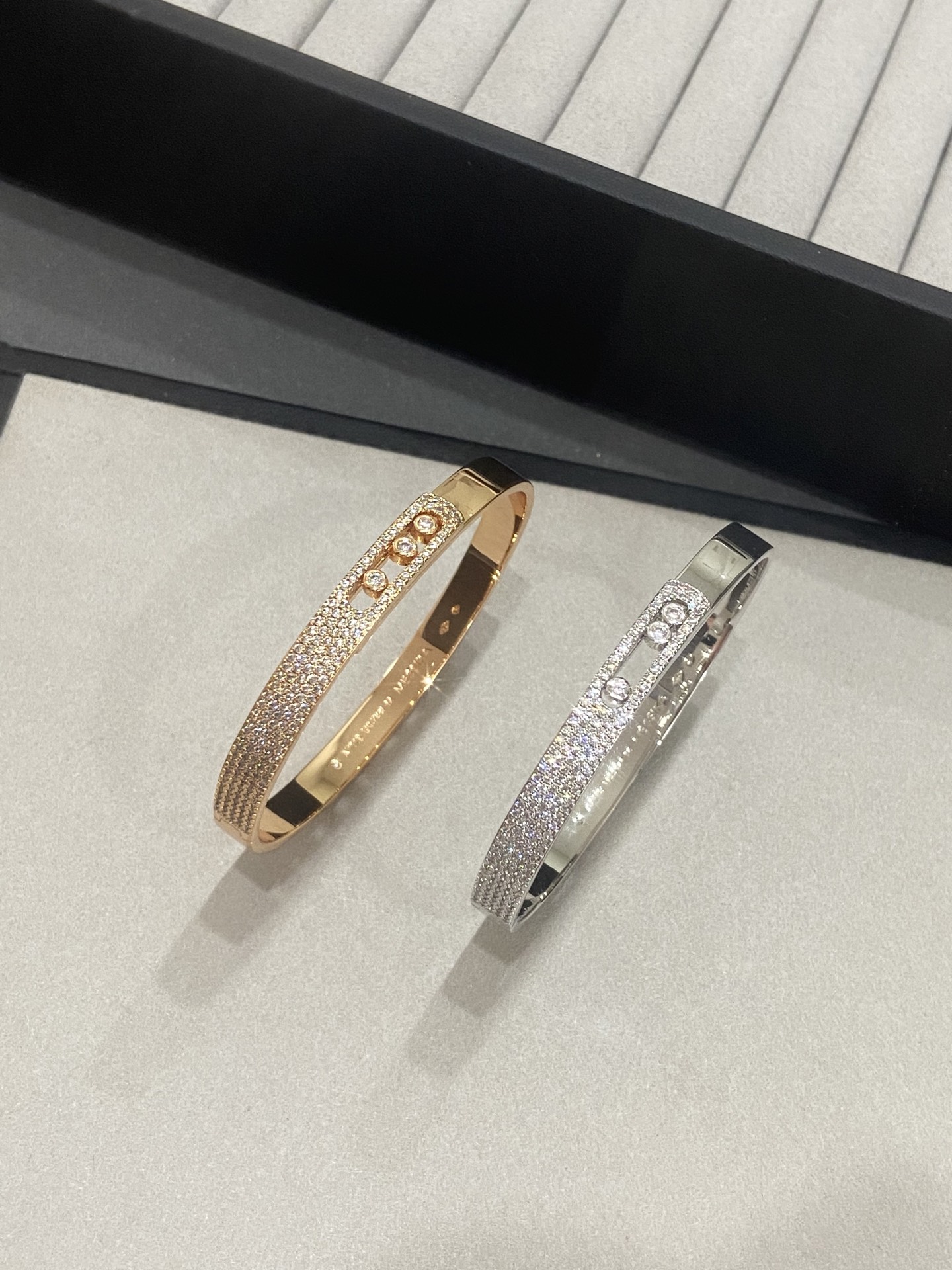 NO:634399,M*essika Move glossy bracelet, the most romantic series. This series uses a simple rectangle to present a three-dimensional effect. The three sliding main diamonds highlight the uniqueness of the design, making it more fluid and refined. It can match with any accessories. One size fits all. No. 17. Two colors: white gold and rose gold. 88330,,bracelet,Cardia high-end jewelry.19860909M*essika 梅 西 卡 Move光面手镯 最具浪漫气息的系列 这一系列以简约长方形来呈现立体感 通过滑动的三颗主钻凸显设计的独特 使其更具流动、精致感 与任何配饰搭配都能互相契合 均码17号 两色 :白金玫瑰金 88330,,bracelet,卡迪亚高端饰品,Jewelry