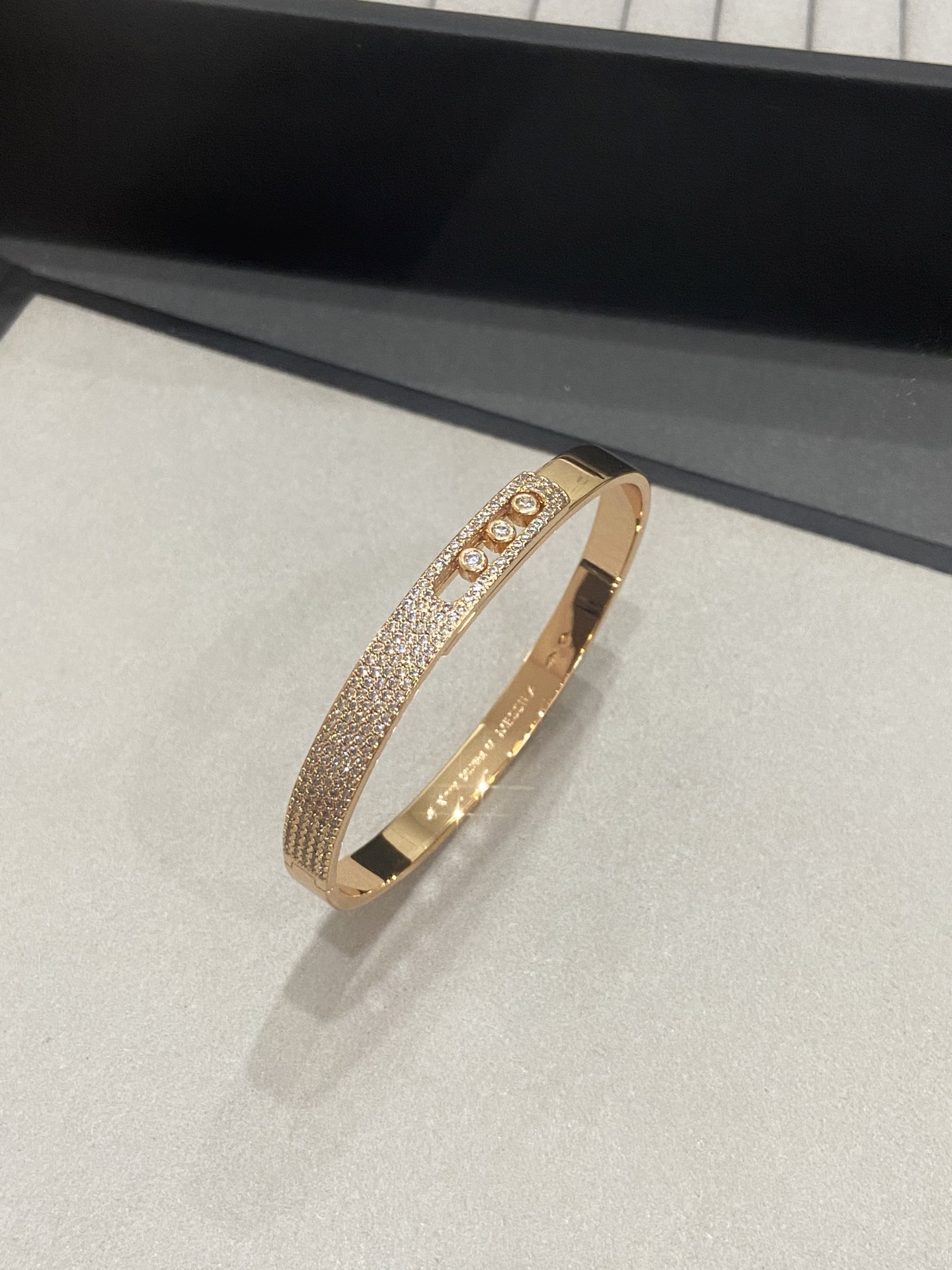 NO:634401,M*essika Move glossy bracelet, the most romantic series. This series uses a simple rectangular shape to present a three-dimensional effect. The three sliding main diamonds highlight the uniqueness of the design, making it more fluid and refined. It can match with any accessories. One size fits all. No. 17. Two colors: white gold, rose gold, bracelet, Cartier high-end jewelry.19860909M*essika 梅 西 卡 Move光面手镯 最具浪漫气息的系列 这一系列以简约长方形来呈现立体感 通过滑动的三颗主钻凸显设计的独特 使其更具流动、精致感 与任何配饰搭配都能互相契合 均码17号 两色 :白金玫瑰金,,bracelet,卡迪亚高端饰品,Jewelry