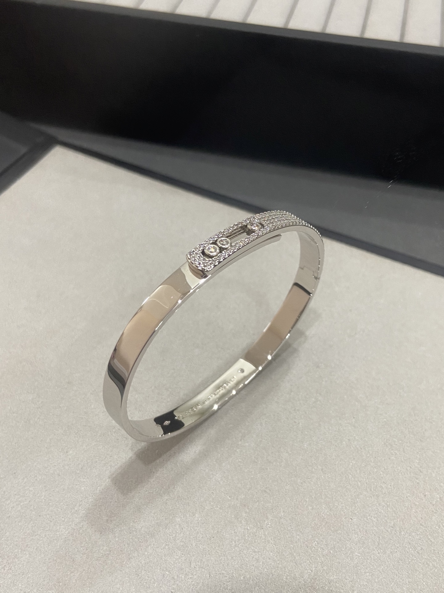 NO:633446,M*essika Move glossy bracelet, the most romantic series. This series uses a simple rectangle to present a three-dimensional effect. The three sliding main diamonds highlight the uniqueness of the design, making it more fluid and refined. It can match with any accessories. One size fits all. No. 17. Two colors: white gold and rose gold. 88320,,bracelet,Cardia high-end jewelry.19860909M*essika 梅 西 卡 Move光面手镯 最具浪漫气息的系列 这一系列以简约长方形来呈现立体感 通过滑动的三颗主钻凸显设计的独特 使其更具流动、精致感 与任何配饰搭配都能互相契合 均码17号 两色 :白金玫瑰金 88320,,bracelet,卡迪亚高端饰品,Jewelry