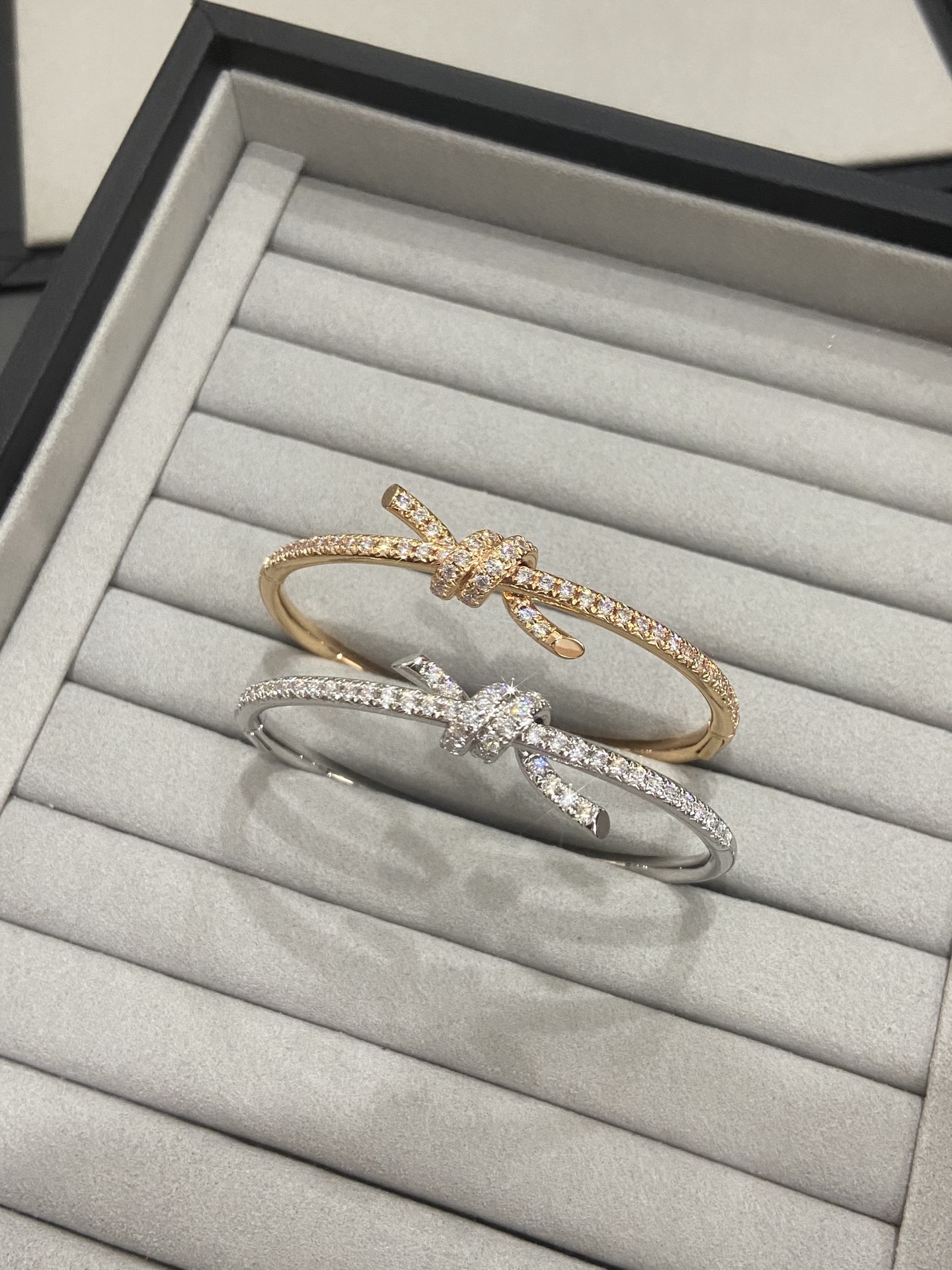 NO:633469,Tiffany Knot means the close connection of love. The Knot's design is inspired by the elegant bow work of 1889, which symbolizes the lasting connection and deep connection in life. Wear this coil bracelet alone or stack it with other classic designs to create an unexpected match. Two-color rose gold white gold code number No. 16 No. 17, 88360, Cadia high-end jewelry19860909Tiffany Knot 寓意愛的緊密連結.Knot 的設計靈感源自 1889 年的優雅蝴蝶結作品,象徵生命中的恆久連結和深刻連繫. 單獨佩戴這款線圈手鐲或與其他經典設計疊戴,締造出其不意的配搭. 两色 玫瑰金 白金色 码数 16号 17号,88360,,卡迪亚高端饰品,Jewelry