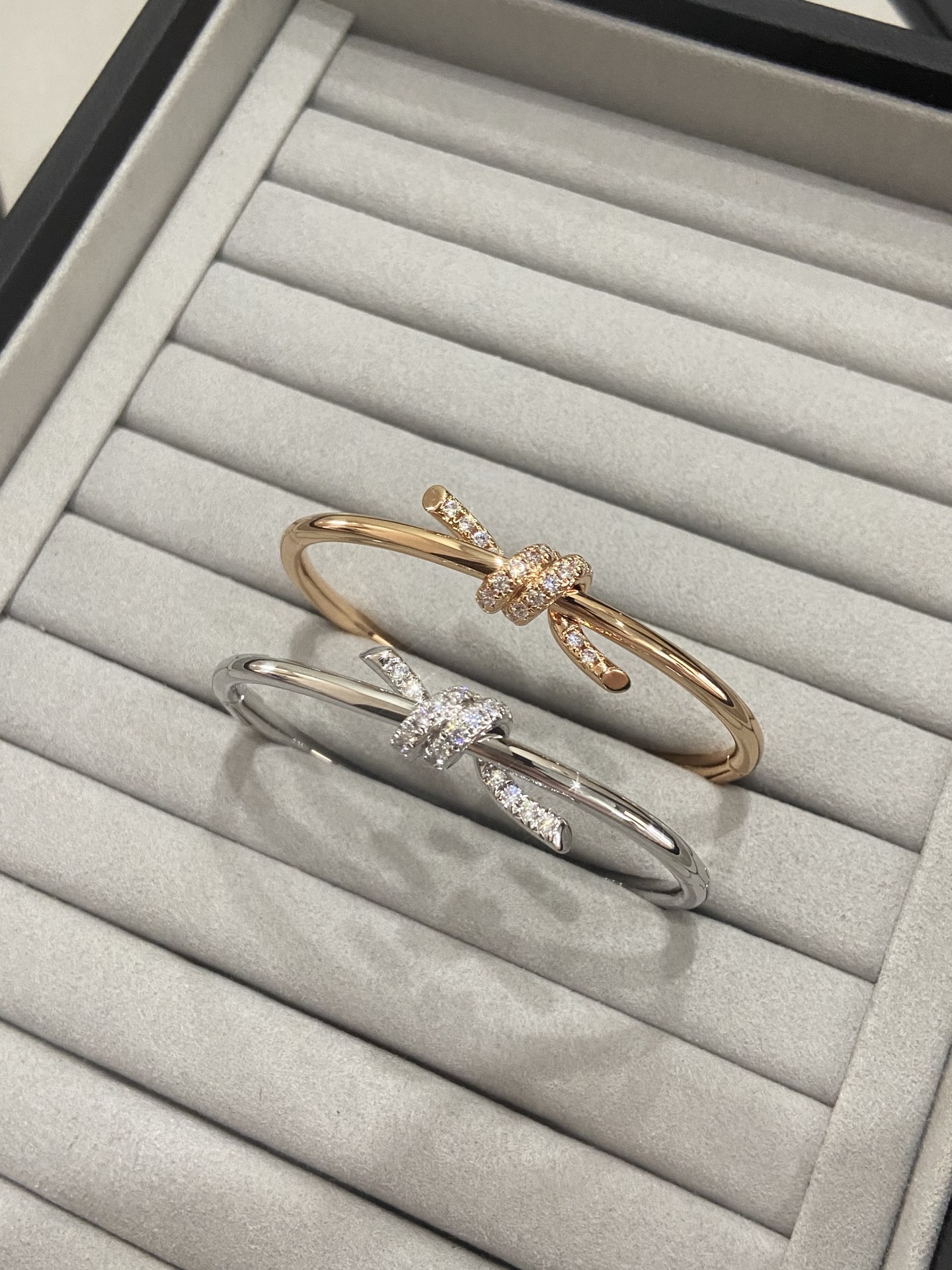 NO:633466,Tiffany Knot means the close connection of love. The design of Knot is inspired by the elegant bow work of 1889, which symbolizes the long-lasting connection and deep connection in life. Wear this coil bracelet alone or stack it with other classic designs to create an unexpected match. Two-color rose gold white gold code number No. 16 No. 17, 88320, Cartier high-end jewelry19860909Tiffany Knot 寓意愛的緊密連結.Knot 的設計靈感源自 1889 年的優雅蝴蝶結作品,象徵生命中的恆久連結和深刻連繫. 單獨佩戴這款線圈手鐲或與其他經典設計疊戴,締造出其不意的配搭. 两色 玫瑰金 白金色 码数 16号 17号,88320,,卡迪亚高端饰品,Jewelry