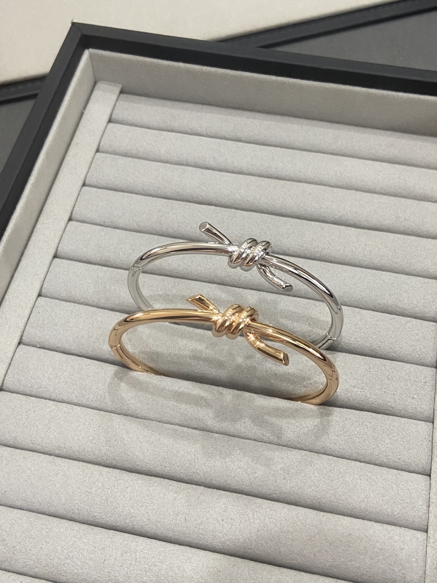 NO:633463,Tiffany Knot means the close connection of love. The design of Knot is inspired by the elegant bow work of 1889, which symbolizes the long-lasting connection and deep connection in life. Wear this coil bracelet alone or stack it with other classic designs to create an unexpected match. Two-color rose gold white gold code number No. 16 No. 17, 88290, Cartier high-end jewelry19860909Tiffany Knot 寓意愛的緊密連結.Knot 的設計靈感源自 1889 年的優雅蝴蝶結作品,象徵生命中的恆久連結和深刻連繫. 單獨佩戴這款線圈手鐲或與其他經典設計疊戴,締造出其不意的配搭. 两色 玫瑰金 白金色 码数 16号 17号,88290,,卡迪亚高端饰品,Jewelry