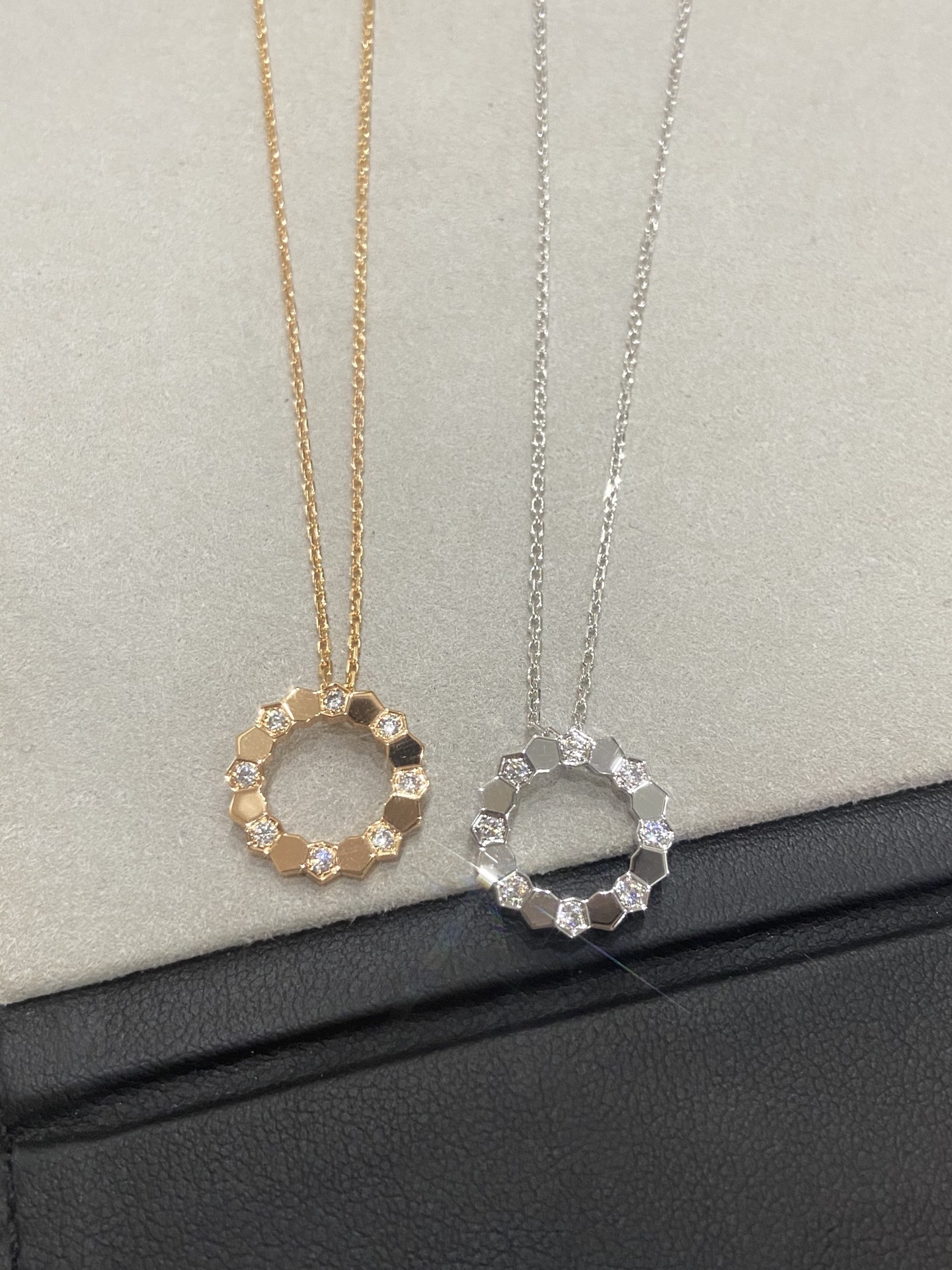 NO:635504,This Chaumet necklace belongs to the Bee de Chaumet series, inspired by the hexagonal shape of the honeycomb, symbolizing love and harmony. The pendant is made of 18K rose gold, showing a warm golden color, and the hexagonal frame is inlaid with round-cut diamonds, which are like dewdrops embellishment, emitting pure light. The hollow design makes the pendant light and transparent, paired with a delicate rose gold chain, simple and exquisite. The whole design is full of modernity, suitable for daily wear or special occasions, it is both low-key and luxurious, showing French romantic style. Rose gold White gold chain length 50cm 88250, chaumet, Cartier high-end jewelry19860909這款Chaumet項鏈屬於Bee de Chaumet系列,以蜂巢的六邊形為設計靈感,象徵愛與和諧.吊墜探用18K玫瑰金打造,呈現溫暖金色,六邊形框架鑲嵌圓形切割鑽石,猶如露珠點缀,散發纯淨光芒.鏤空設計讓吊墜輕盈通透,搭配細腻的玫瑰金鏈條,簡約而精緻.整設計現代感十足,通合日常佩戴或特殊場合,既低調又奢,展現法式浪漫風情. 玫瑰金 白金色 链长50cm 88250,,chaumet,卡迪亚高端饰品,Jewelry