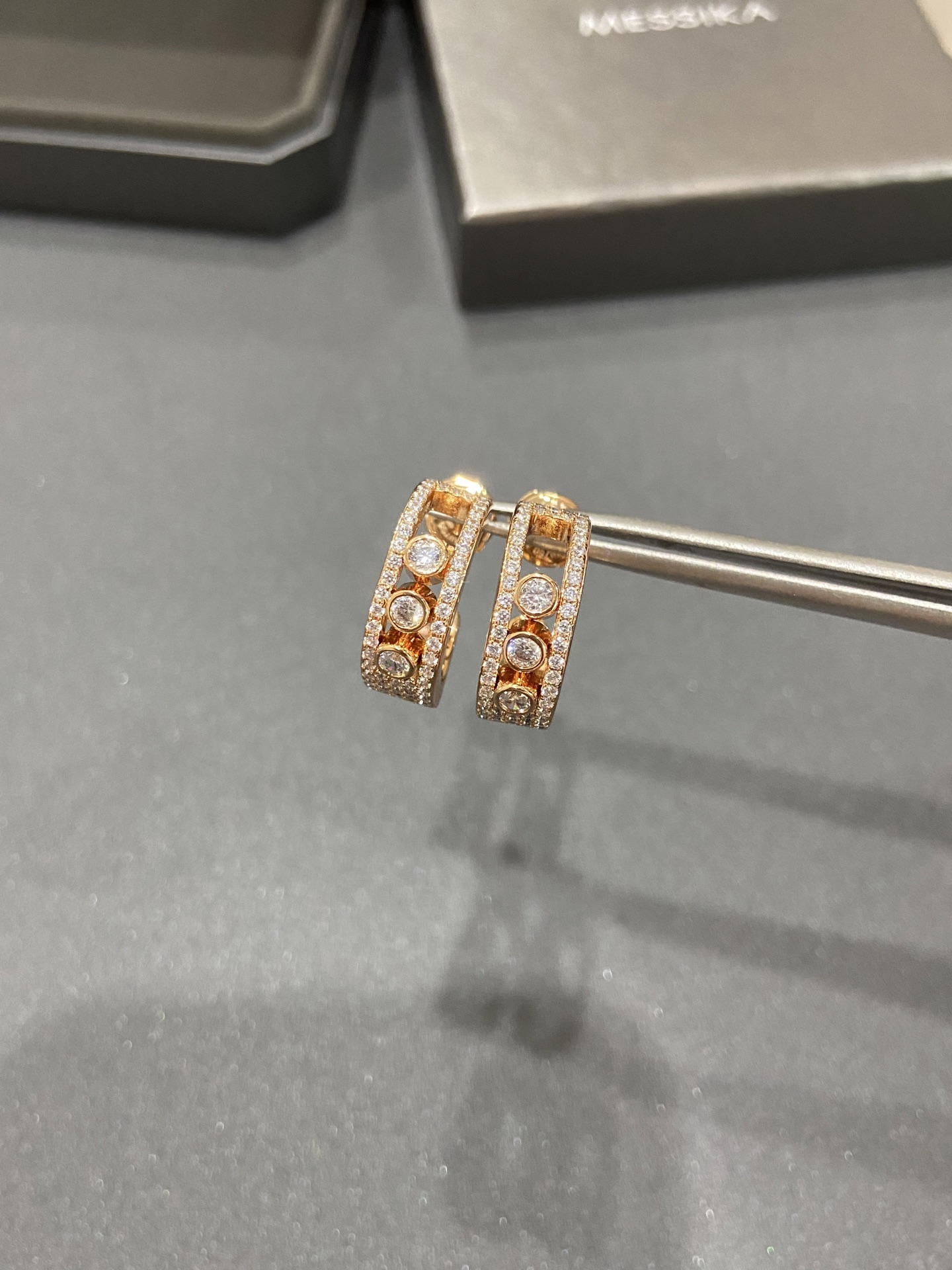 NO:634392,M*essika Move Earrings The most romantic series. This series uses a simple rectangular shape to present a three-dimensional effect. The three sliding main diamonds highlight the uniqueness of the design, making it more fluid and refined. It can match with any accessories. Suitable for daily wear. Rose gold, white gold, 88200,,earrings,Cardia high-end jewelry19860909M*essika 梅 西 卡 Move耳环 最具浪漫气息的系列 这一系列以简约长方形来呈现立体感 通过滑动的三颗主钻凸显设计的独特 使其更具流动、精致感 与任何配饰搭配都能互相契合 适合日常佩戴 玫瑰金 白金色 88200,,earrings,卡迪亚高端饰品,Jewelry