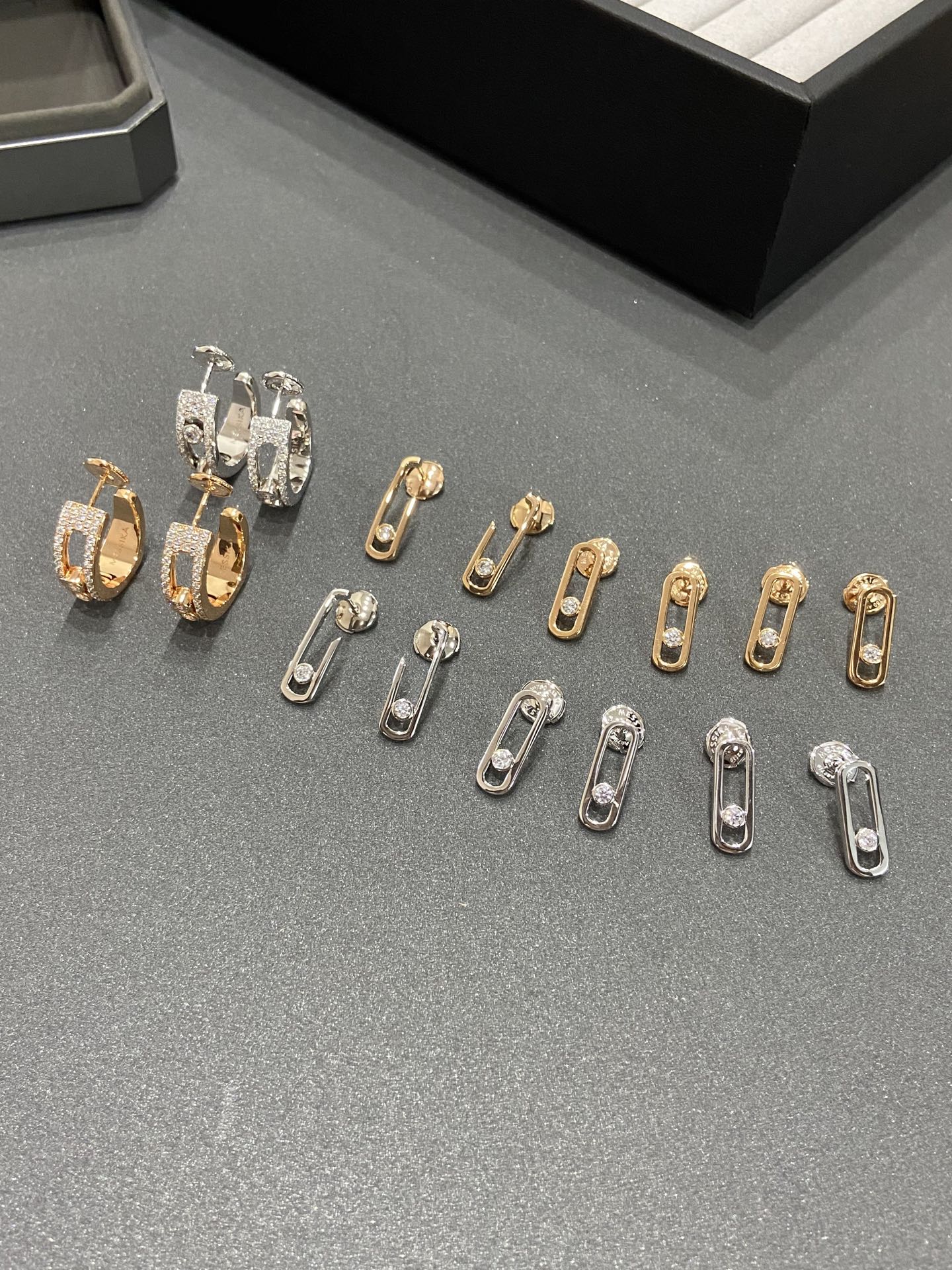 NO:634395,M*essika Move earrings are the most romantic series. This series uses a simple rectangular shape to present a three-dimensional effect. The three sliding main diamonds highlight the uniqueness of the design, making it more fluid and refined. It can match with any accessories and is suitable for daily wear. Rose gold, white gold, 88200,, earrings, Cartier high-end jewelry19860909M*essika 梅 西 卡 Move耳环 最具浪漫气息的系列 这一系列以简约长方形来呈现立体感 通过滑动的三颗主钻凸显设计的独特 使其更具流动、精致感 与任何配饰搭配都能互相契合 适合日常佩戴 玫瑰金 白金色88200,,earrings,卡迪亚高端饰品,Jewelry