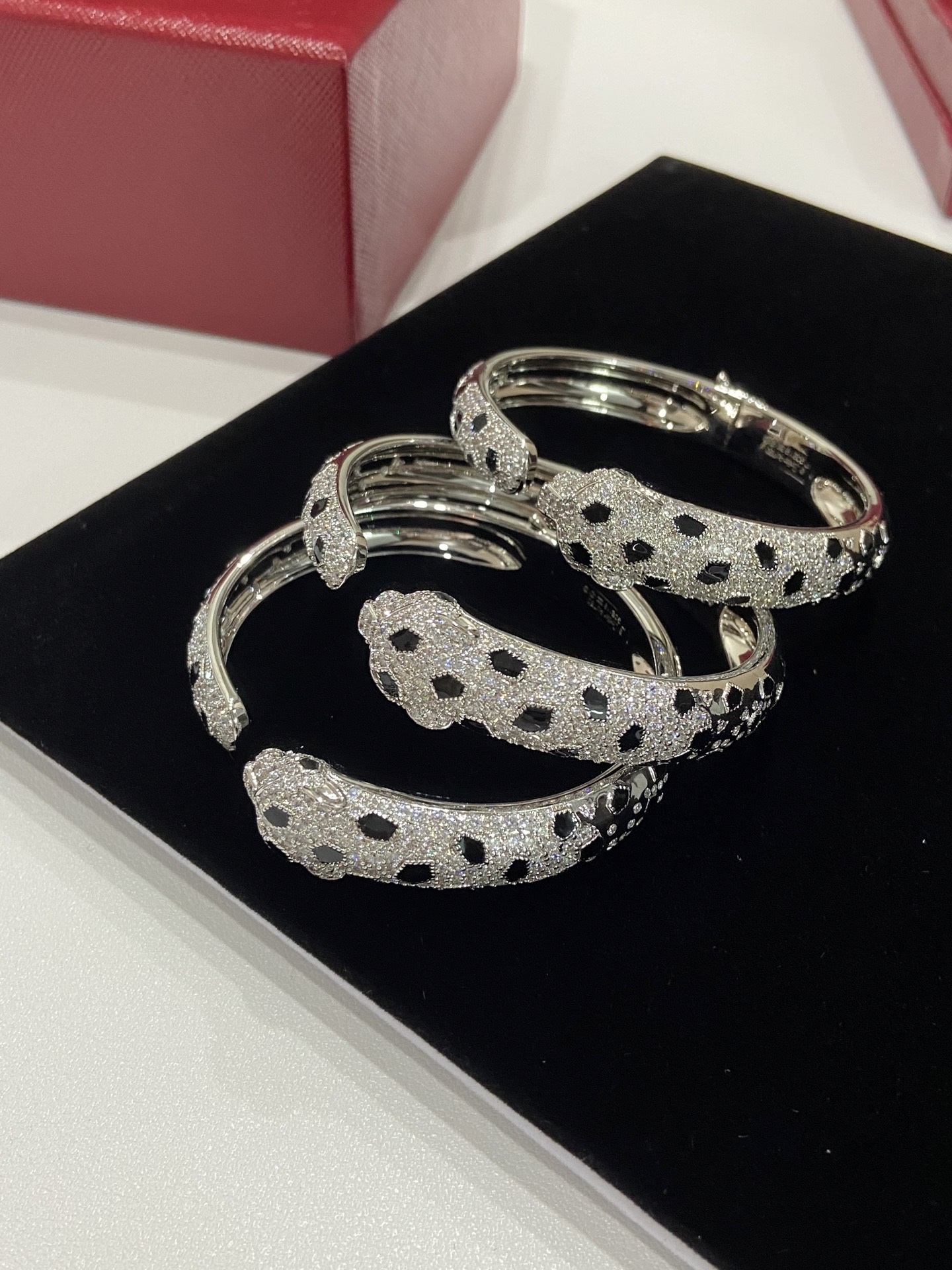 NO:634747,Cartier high-end jewelry series, platinum!  Wide version cheetah bracelet!  !  Platinum inlaid with zirconium agate, emerald embellished with cheetah eyes, wear a leopard bracelet, I wish you a good fortune!  Size 17 white gold rose gold, 88420, cartier, bracelet, Cartier high-end jewelry19860909卡地亚 高级珠宝系列、白金！宽版猎豹手镯 ！！白金镶嵌锆玛瑙 祖母绿点缀猎豹眼睛,戴上豹子手镯 祝你豹赚,豹富！码数17 白金玫瑰金,88420,,cartier,bracelet,卡迪亚高端饰品,Jewelry