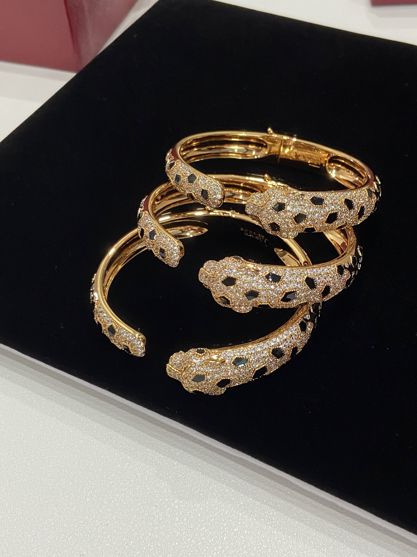 NO:634156,Cartier high-end jewelry series, platinum!  Wide version cheetah bracelet!  !  Platinum inlaid with zirconium agate, emerald embellished with cheetah eyes, wear a leopard bracelet, I wish you a good fortune!  Size 17 white gold rose gold, 88420, cartier, bracelet, Cartier high-end jewelry19860909卡地亚 高级珠宝系列、白金！宽版猎豹手镯 ！！白金镶嵌锆玛瑙 祖母绿点缀猎豹眼睛,戴上豹子手镯 祝你豹赚,豹富！码数17 白金玫瑰金,88420,,cartier,bracelet,卡迪亚高端饰品,Jewelry
