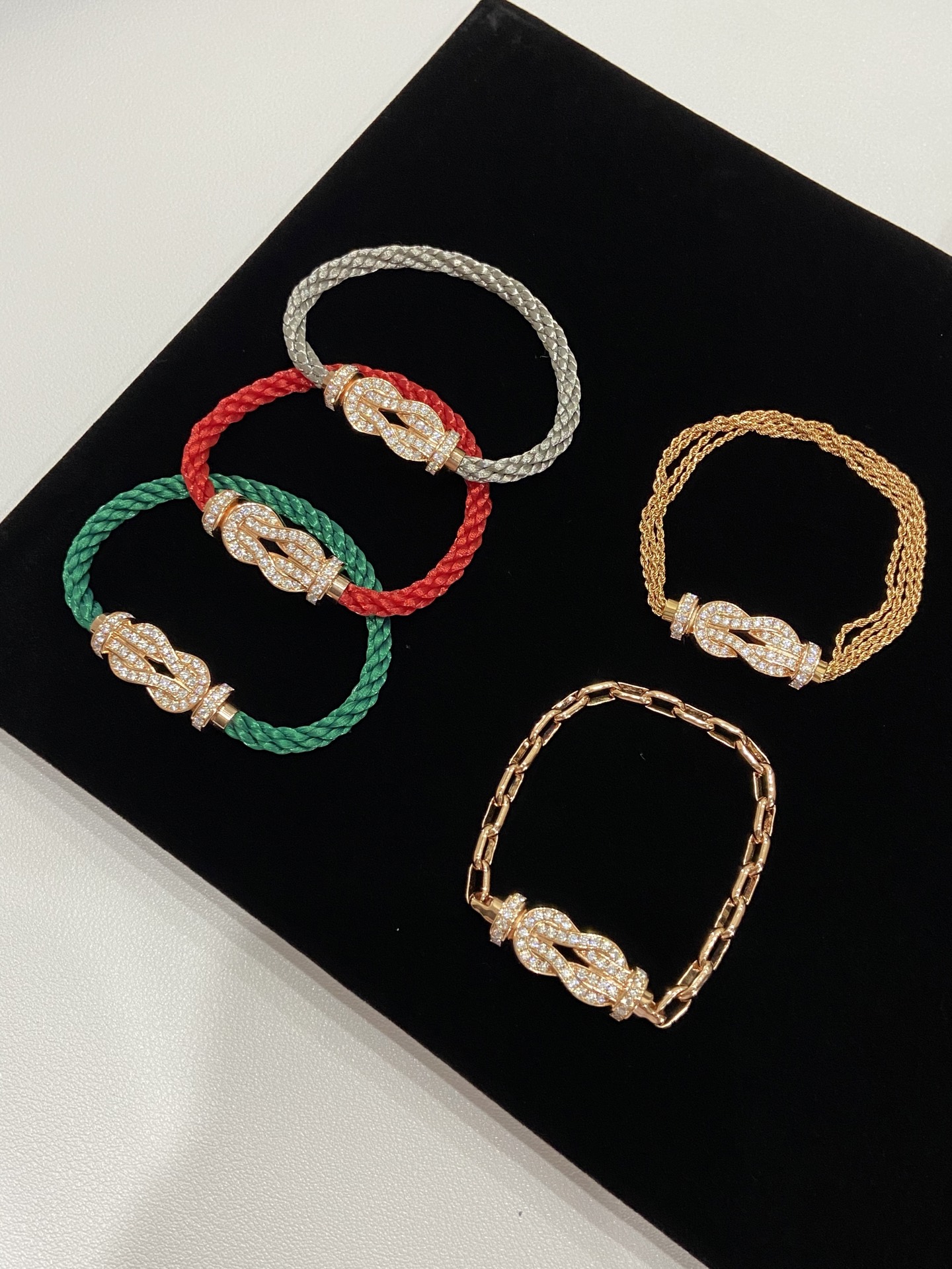 NO:633675,Force10 not only represents modern fashion, but also symbolizes the pioneering spirit of courage, strength and perseverance. You can freely combine and match bracelets and chain buckles, wear your boldness and boldness on your wrist, hide your extraordinary courage in your heart, and accompany you to move forward firmly on a smooth life journey. Moissanite diamond buckle head, nylon rope buckle head 88330, steel rope buckle head 88390,,bracelet, Cartier high-end jewelry19860909Force10不仅代表现代时尚,更象征勇气、力量与坚韧的开拓精神.可自由组合搭配手链及链扣,把率性果敢佩戴于腕,将卓然勇气藏于心,伴你坚定向前迈进一帆风顺的人生旅程.莫桑钻扣头 尼龙绳加扣头88330 钢绳加扣头88390,,bracelet,卡迪亚高端饰品,Jewelry