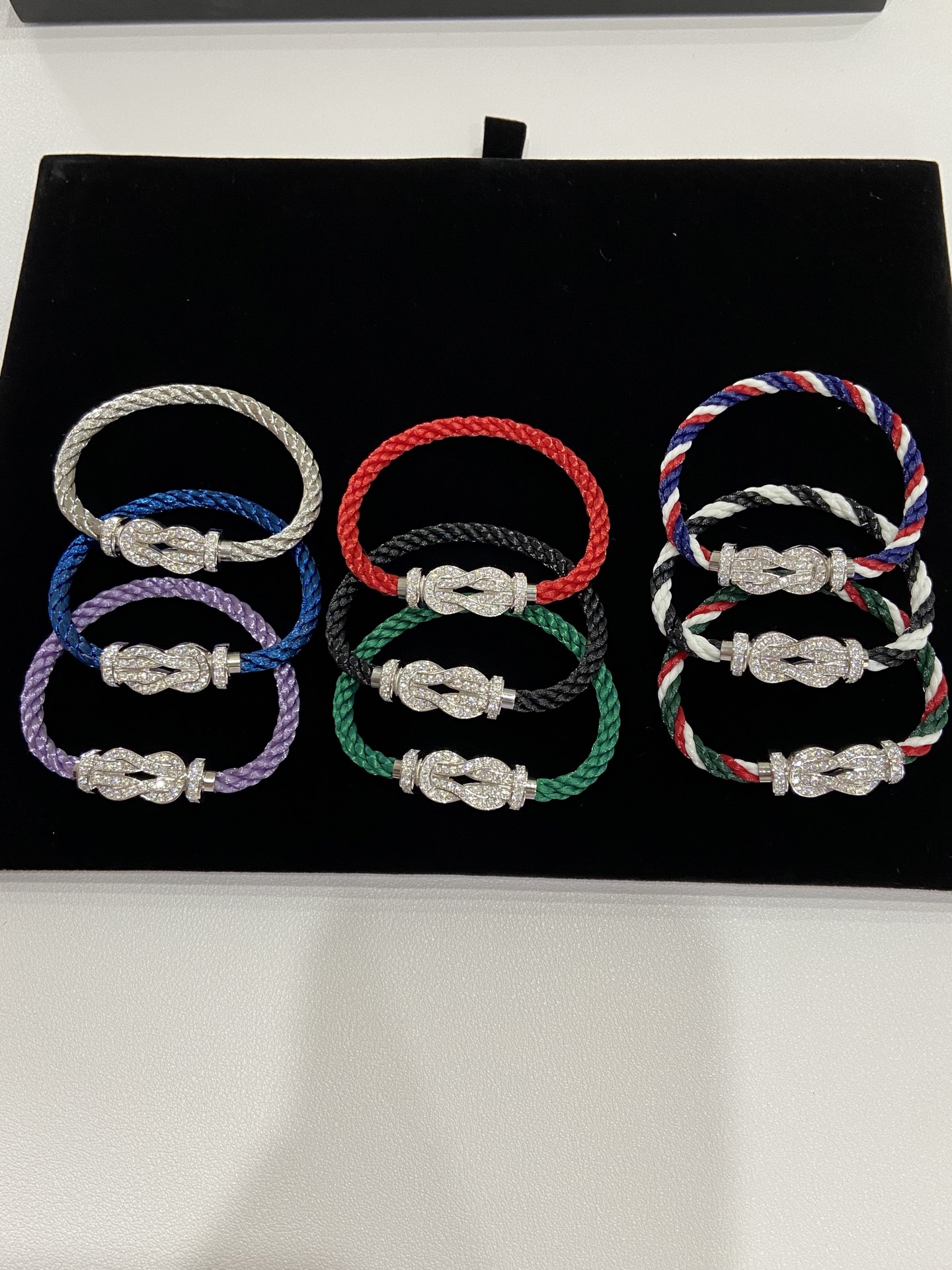 NO:633663,Force10 not only represents modern fashion, but also symbolizes the pioneering spirit of courage, strength and tenacity. You can freely combine and match bracelets and chain buckles, wear your boldness and boldness on your wrist, hide your extraordinary courage in your heart, and accompany you to move forward firmly on a smooth life journey. Moissanite diamond buckle, nylon rope buckle head 88330, steel rope buckle head 88390,,bracelet, Cartier high-end jewelry19860909Force10不仅代表现代时尚,更象征勇气、力量与坚韧的开拓精神.可自由组合搭配手链及链扣,把率性果敢佩戴于腕,将卓然勇气藏于心,伴你坚定向前迈进一帆风顺的人生旅程.莫桑钻扣头 尼龙绳加扣头88330 钢绳扣头88390,,bracelet,卡迪亚高端饰品,Jewelry