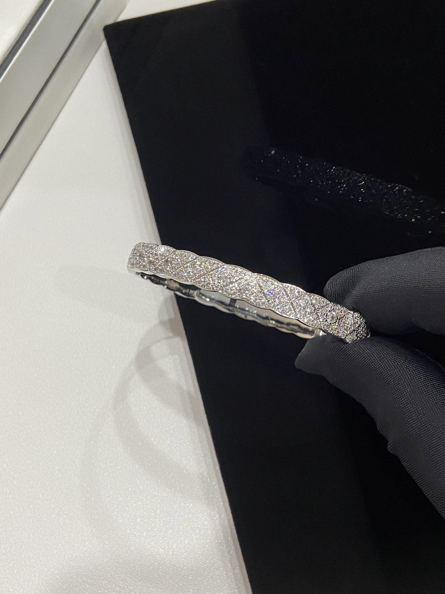 NO:634213,Why everyone always likes the Coco rhombus series, because it is so shocking, and I am shocked by the nobility of the diamond-studded luxury ~ Whether it is daily matching or attending events, it instantly enhances the temperament, and reveals a sense of luxury in a low-key manner! Three code numbers: 17, 18, 19, white gold, 88620, Cardia high-end jewelry19860909为啥大家一直很喜欢Coco菱格系列,因为实在是太震撼了,被满钻豪镶的贵气震撼到~无论是日常搭配还是出席活动,瞬间提升气质,低调中透着奢华感! 码数17 18 19 三个码数 白金色,88620,,卡迪亚高端饰品,Jewelry