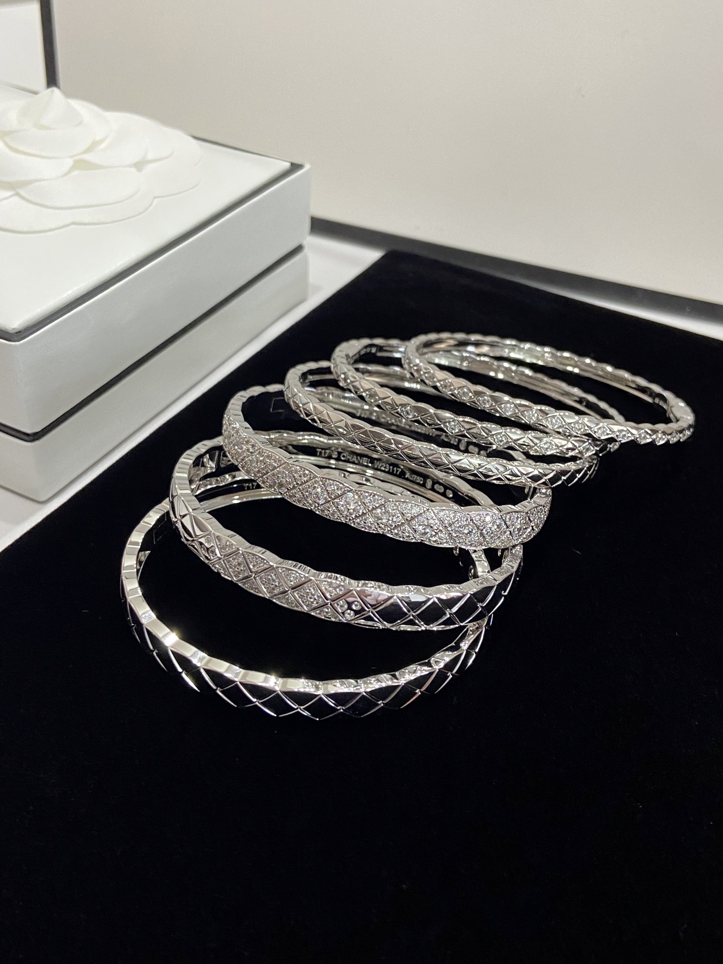 NO:634233,Why everyone always likes the Coco rhombus series, because it is so shocking, and I am shocked by the nobility of the diamond-studded luxury ~ Whether it is daily matching or attending events, it instantly enhances the temperament, and reveals a sense of luxury in a low-key manner! Platinum and gold are outstanding, Cardia high-end jewelry19860909为啥大家一直很喜欢Coco菱格系列,因为实在是太震撼了,被满钻豪镶的贵气震撼到~无论是日常搭配还是出席活动,瞬间提升气质,低调中透着奢华感! 白金色 各个出众,,卡迪亚高端饰品,Jewelry